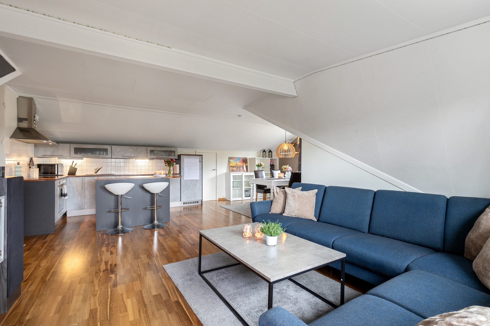 En lys og romslig stue meg plass til sofagruppe med tilhørende møblement Galleribilde