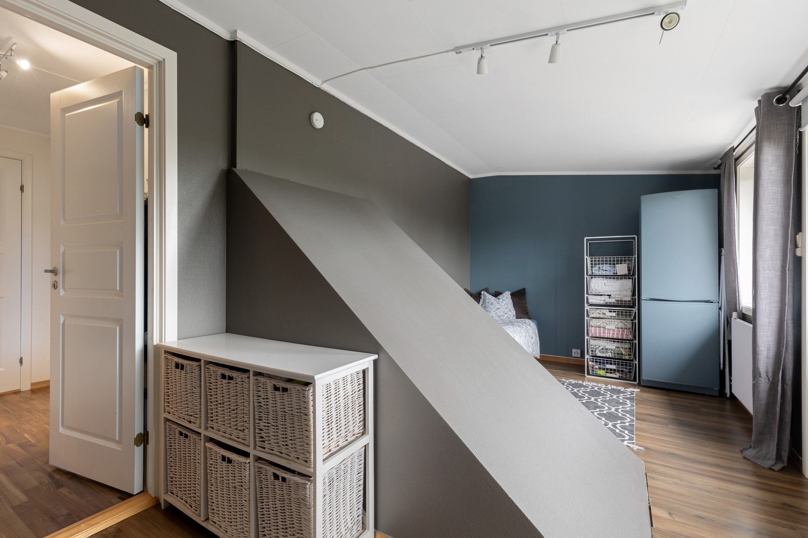 Boligen varmes opp med både varmepumpe og vannbåren varme gjennom radiatorer Galleribilde