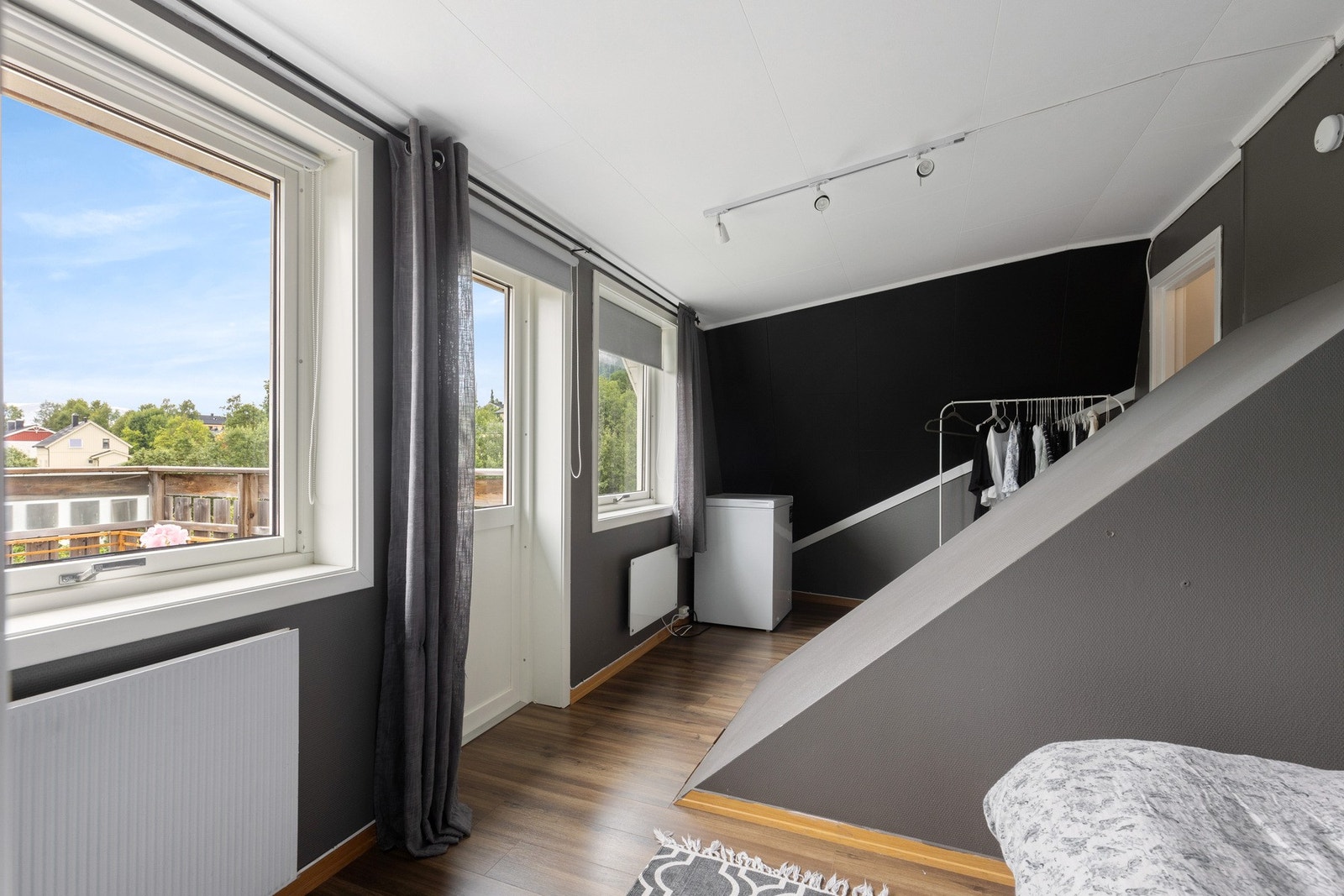 Store vindusflater som gir rommet godt med naturlig lys inn Galleribilde