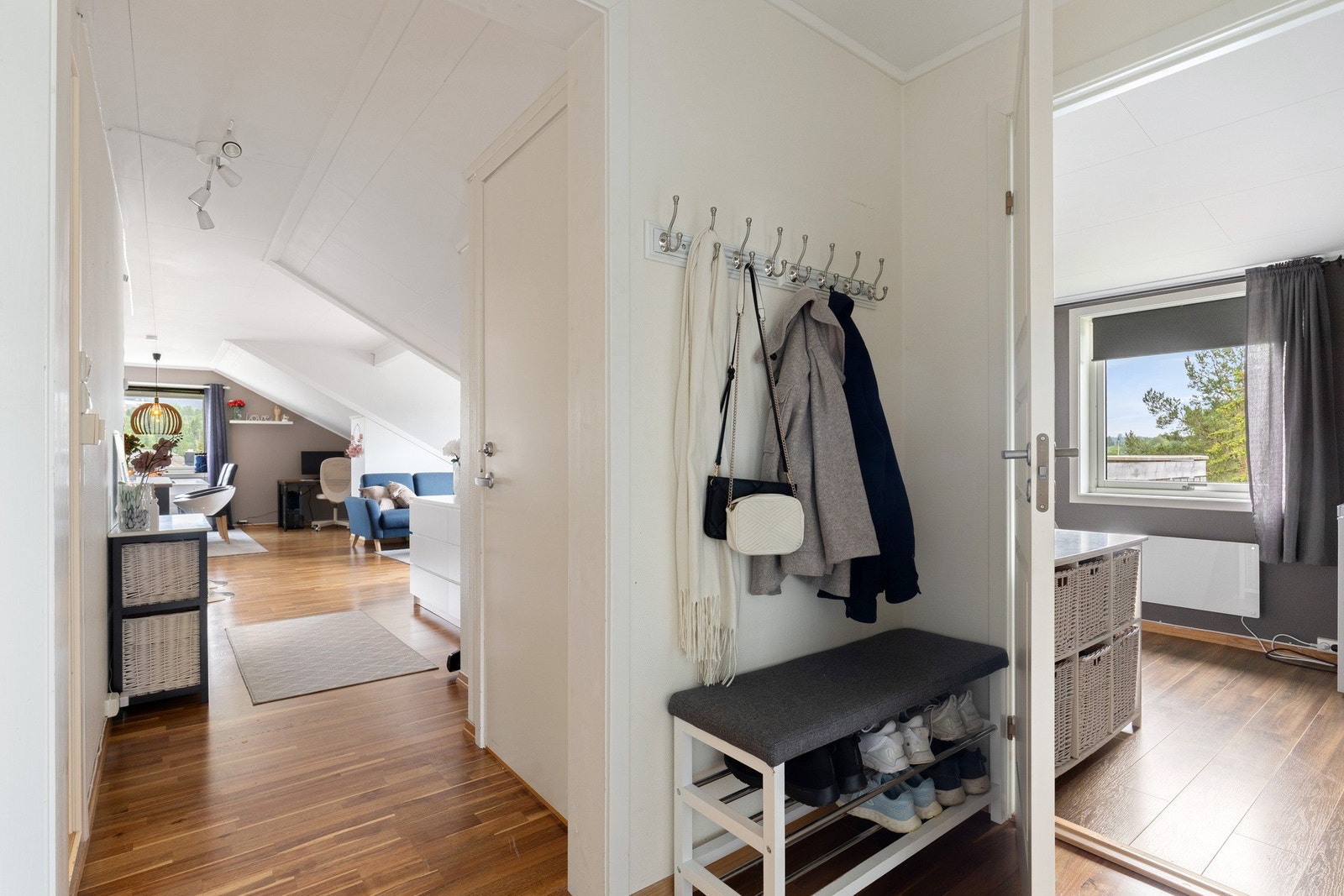 Lys og innbydende entré hvor du enkelt kan henge fra deg ytterklærne Galleribilde