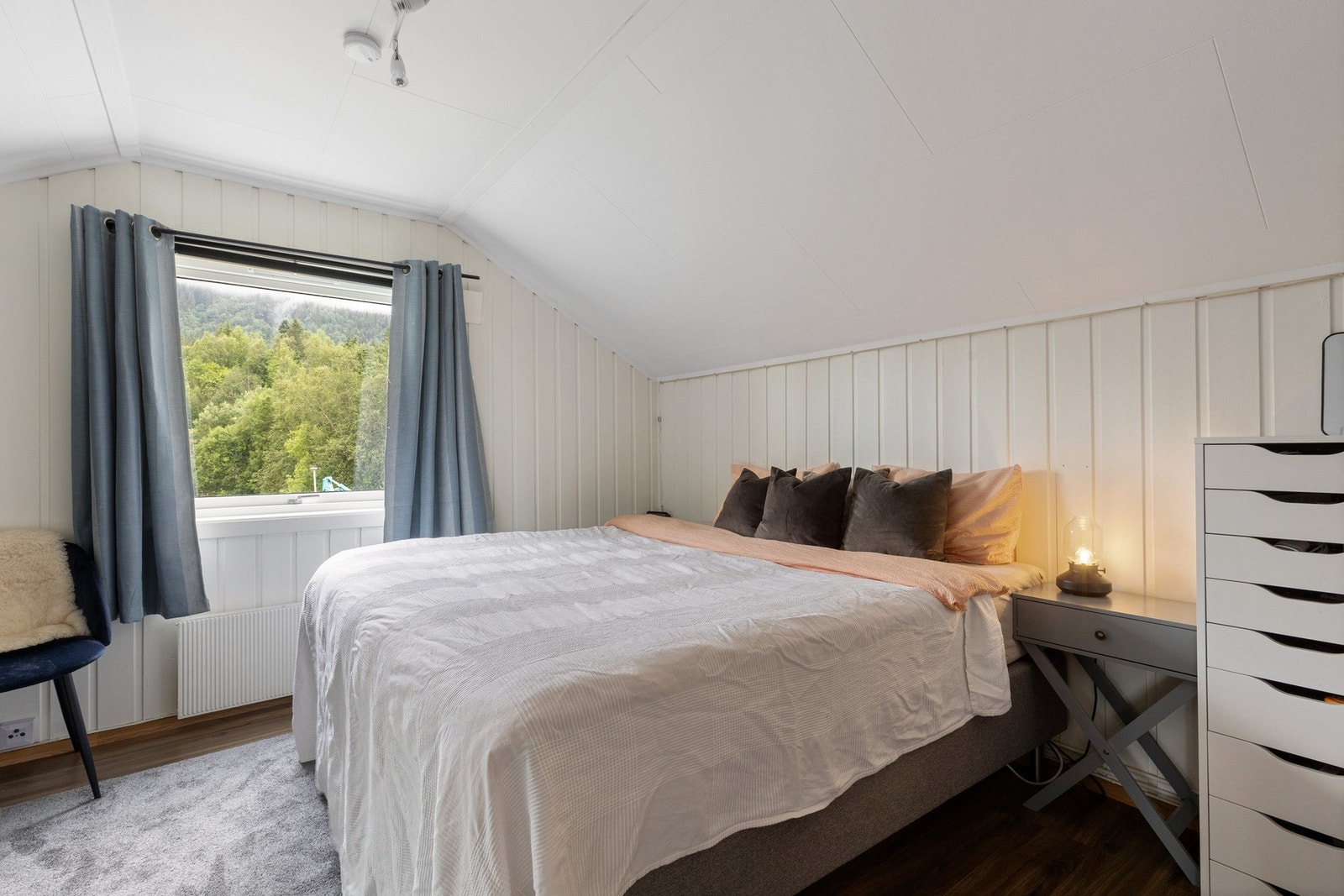 Hovedsoverommet er av god størrelse og rommer plass til dobbeltseng og nattbord Galleribilde