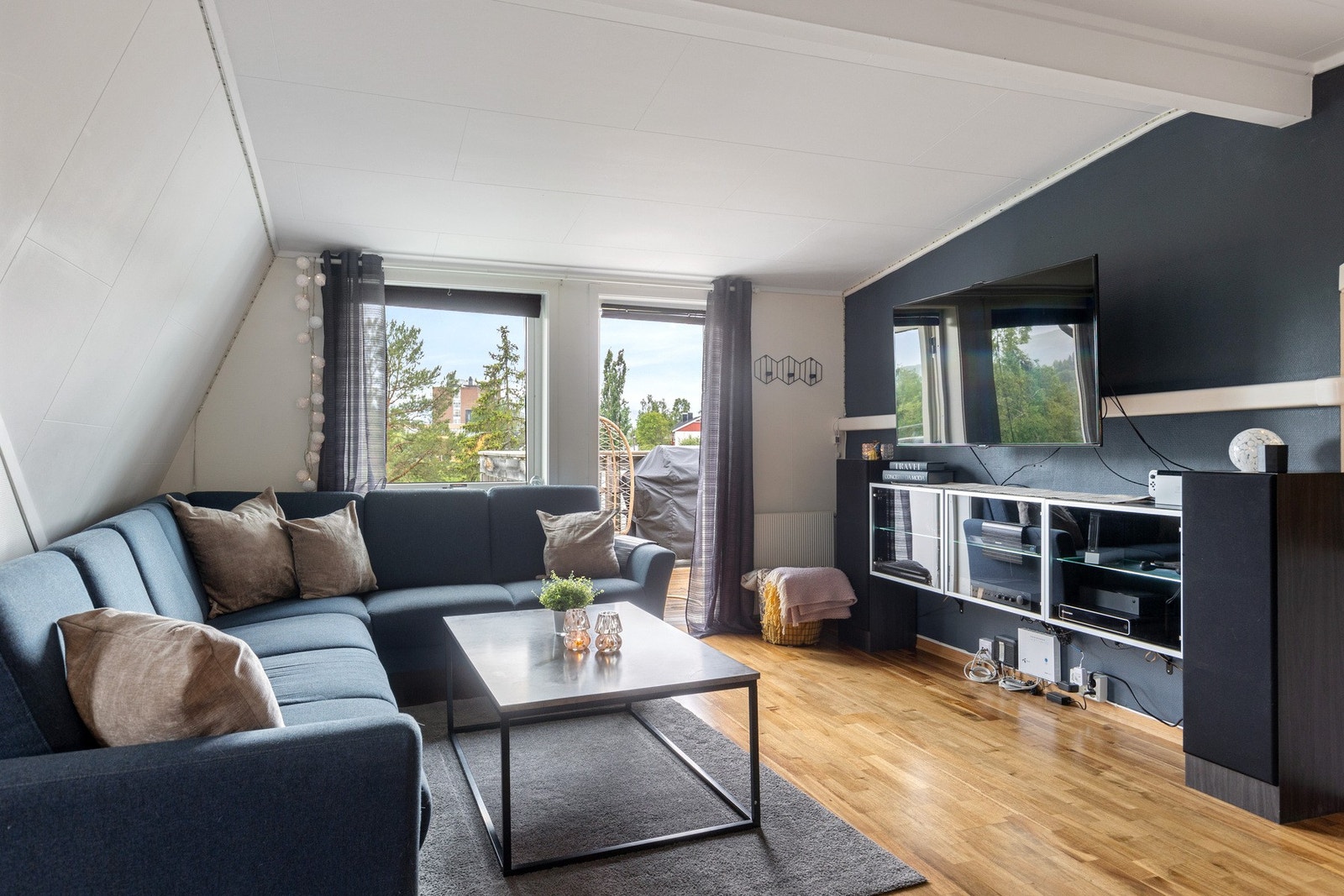 Med store vindusflater får boligen godt med naturlig lys inn Galleribilde