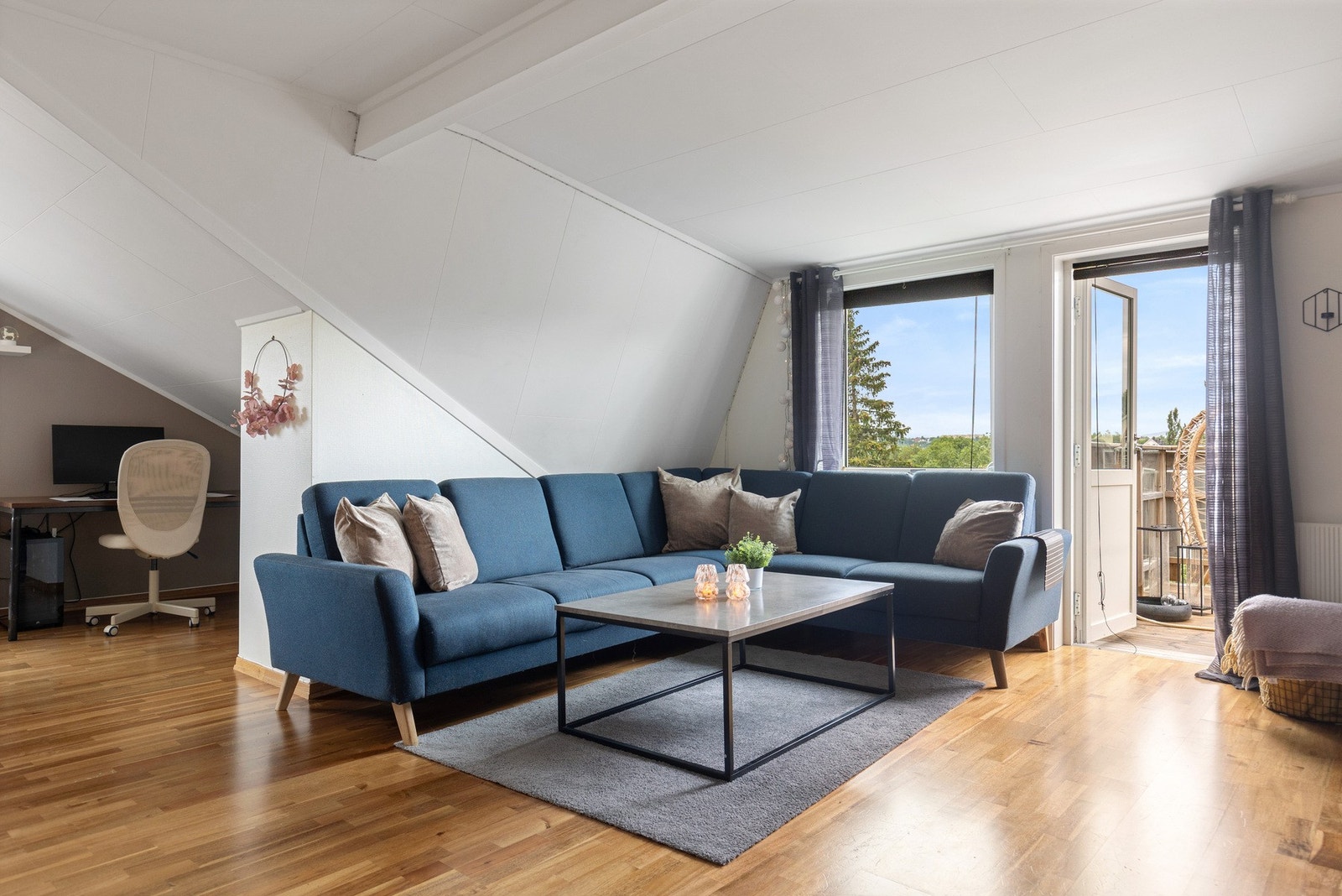 Fra stuen har du utgang til en flott solrik balkong Galleribilde