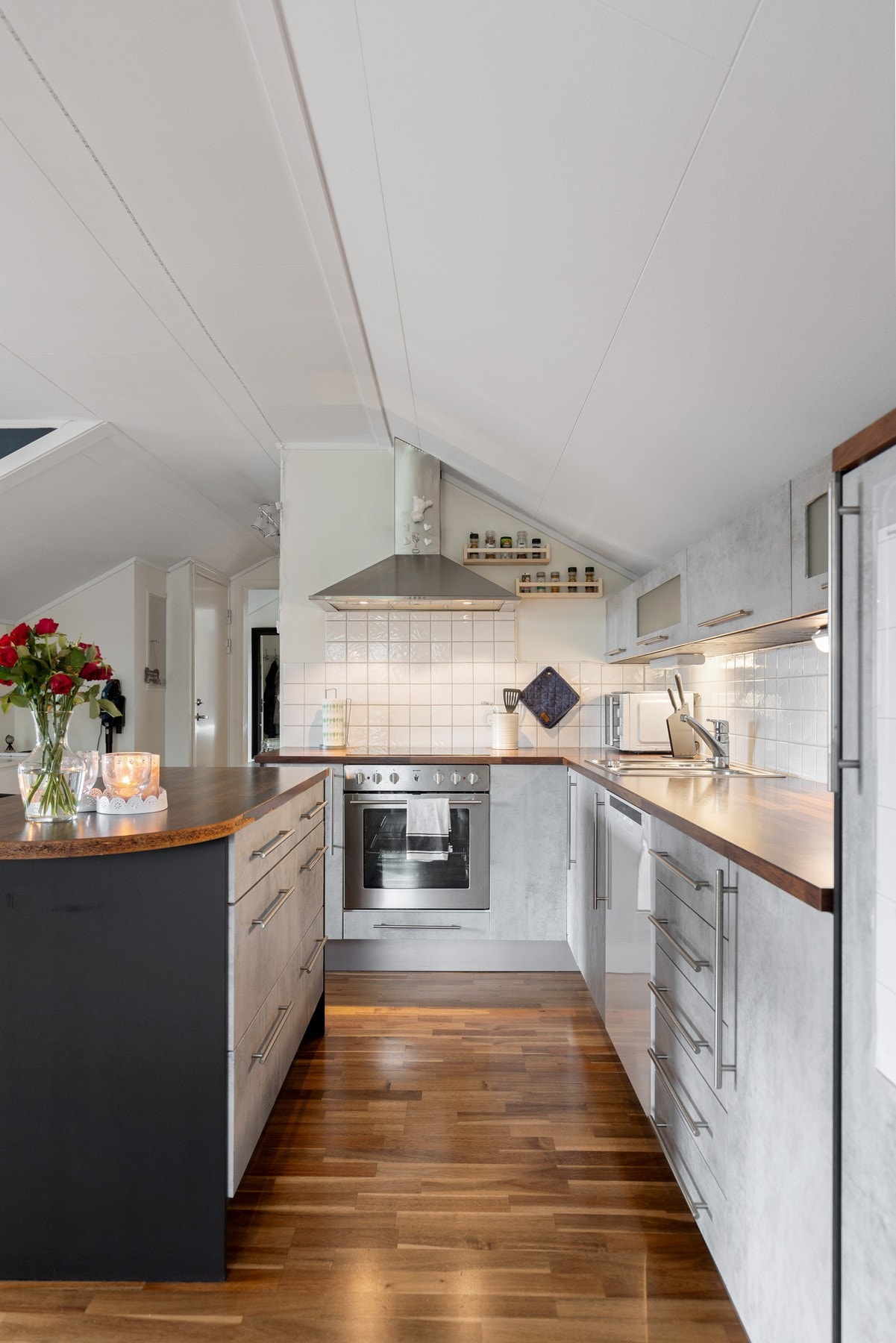 Kjøkkenet har godt med skap og benkeplass Galleribilde