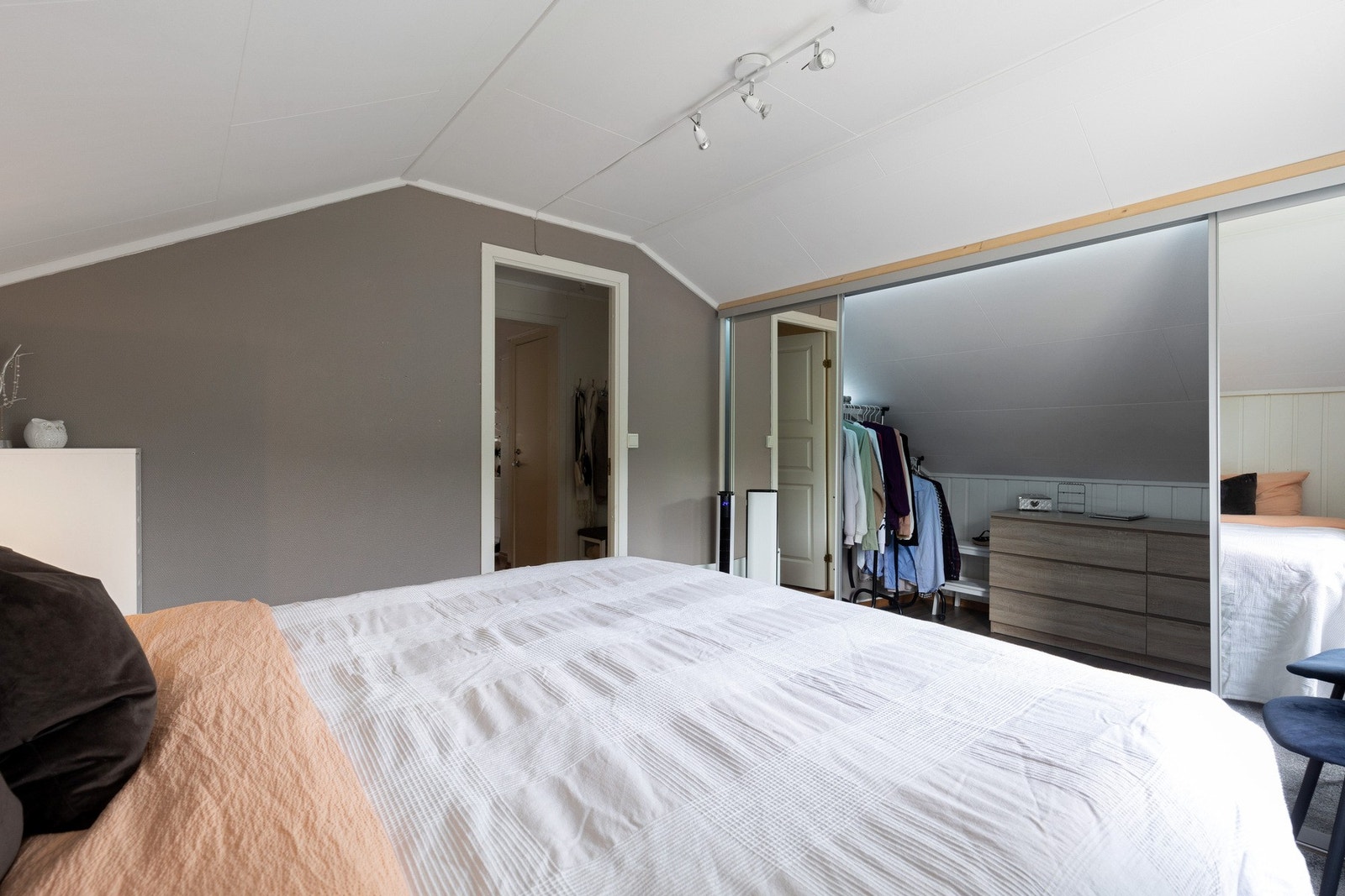 Soverommet har en walk-in garderobe i direkte tilknytning Galleribilde