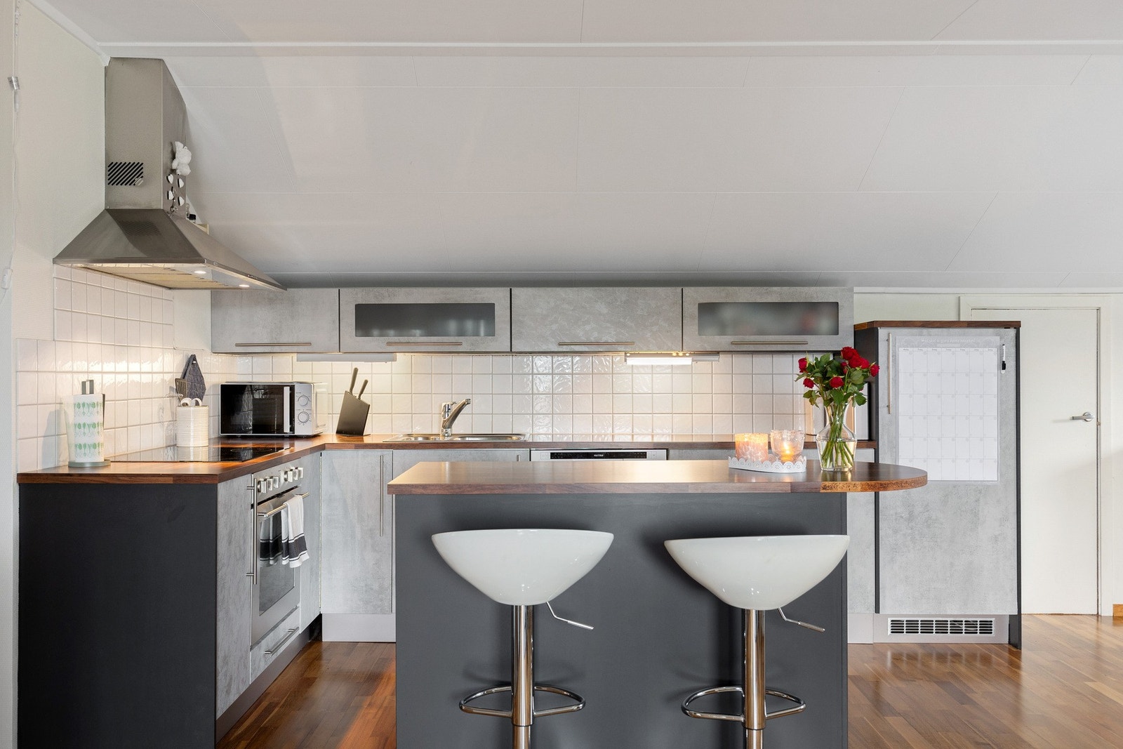 En praktisk kjøkkenøy som gir mer benkeplass og spiseplass Galleribilde