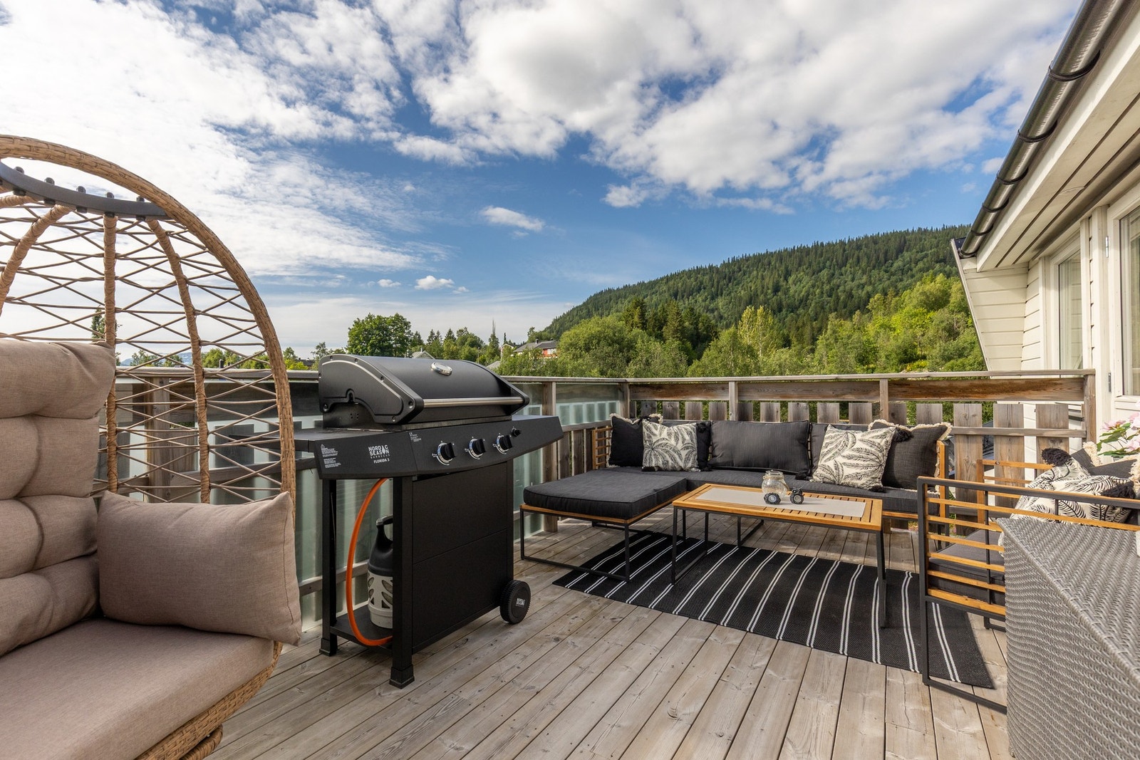 Balkongen rommer plass til sittegruppe Galleribilde