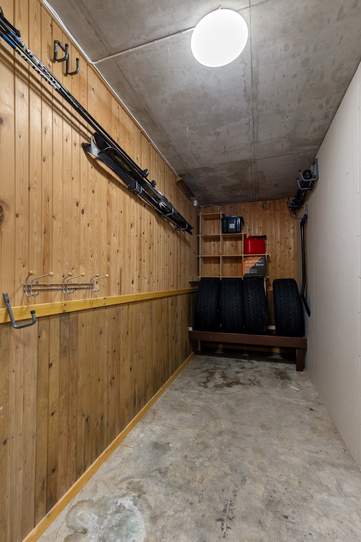 Godt med oppbevaringsmuligheter i bod Galleribilde