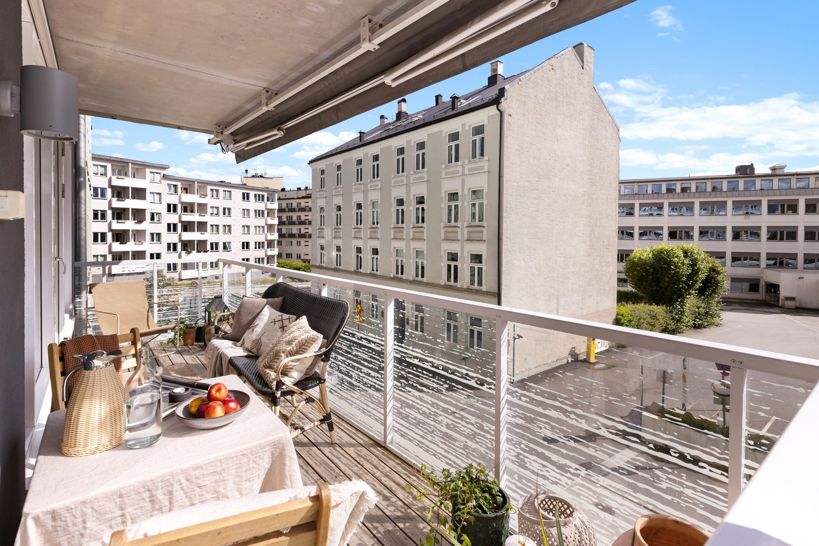 Stor og sydvestvendt balkong med god plass til store sittegrupper Galleribilde