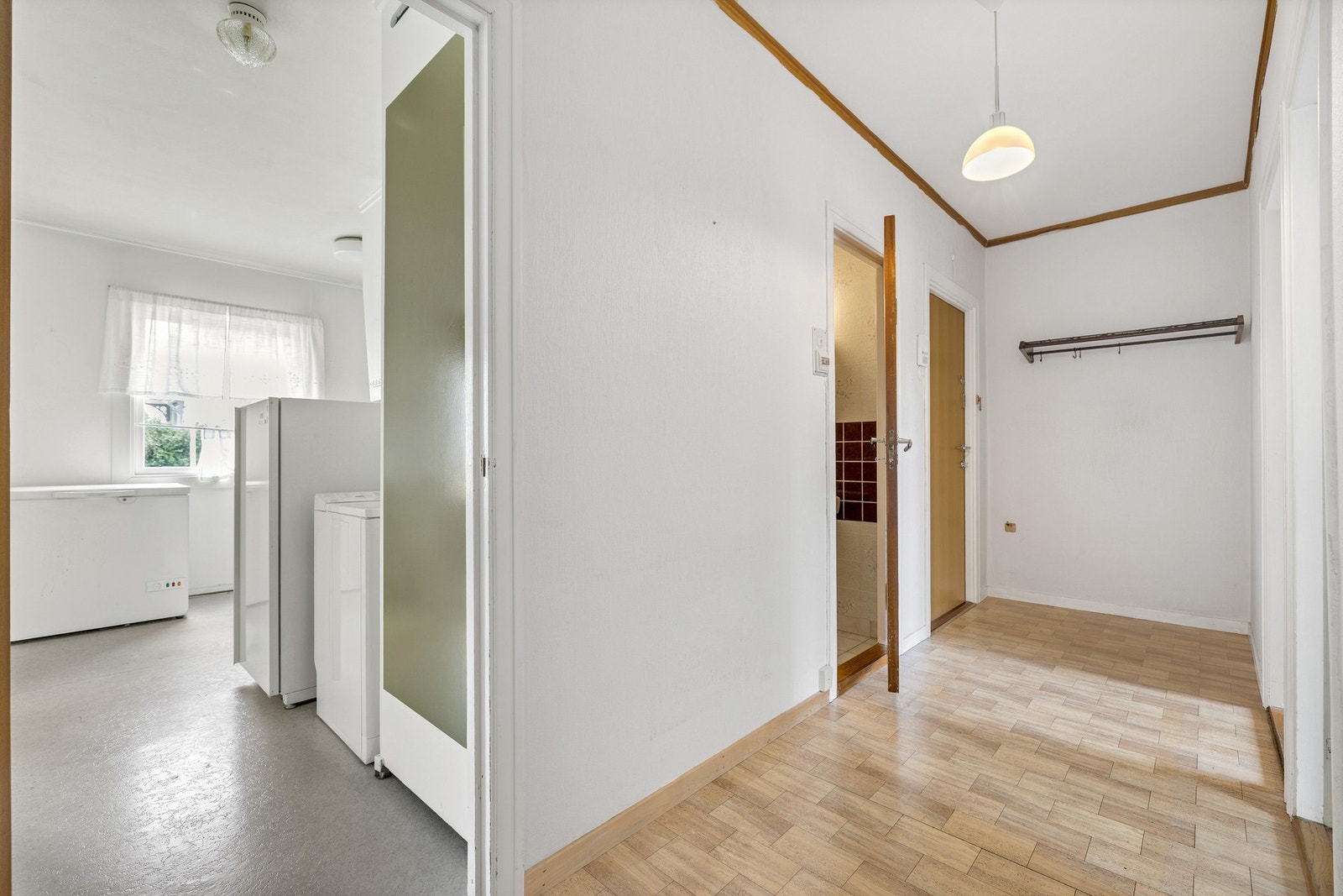 Romslig entré på 6,5 kvm med gode muligheter for oppbevaring. Galleribilde