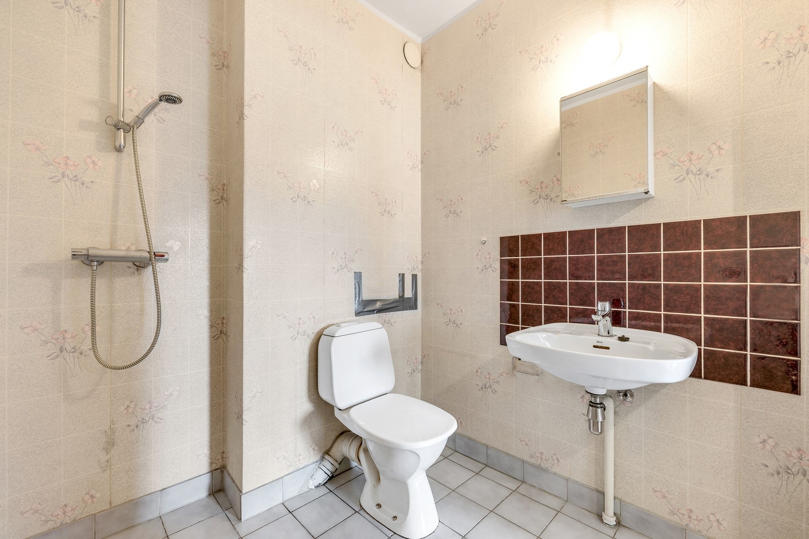 Flislagt bad med behov for oppussing. Selve rommet er på 3 kvm. Galleribilde