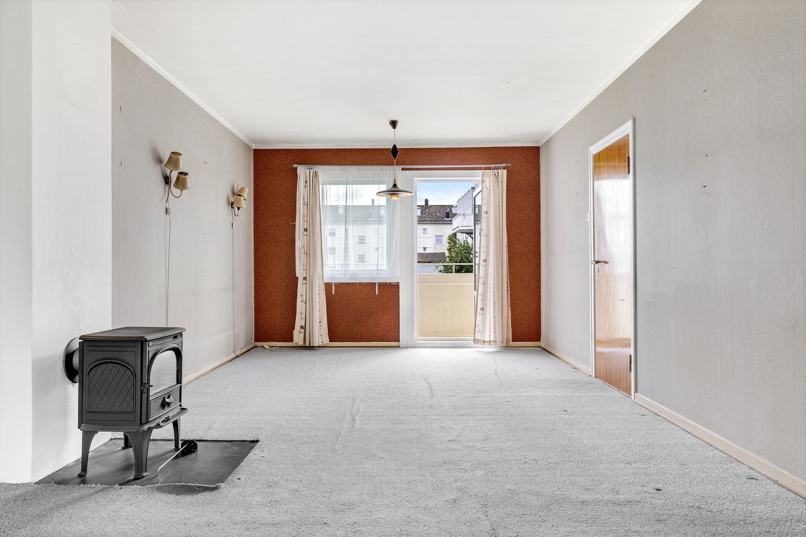 Det er innredet vedovn i rommet. Galleribilde