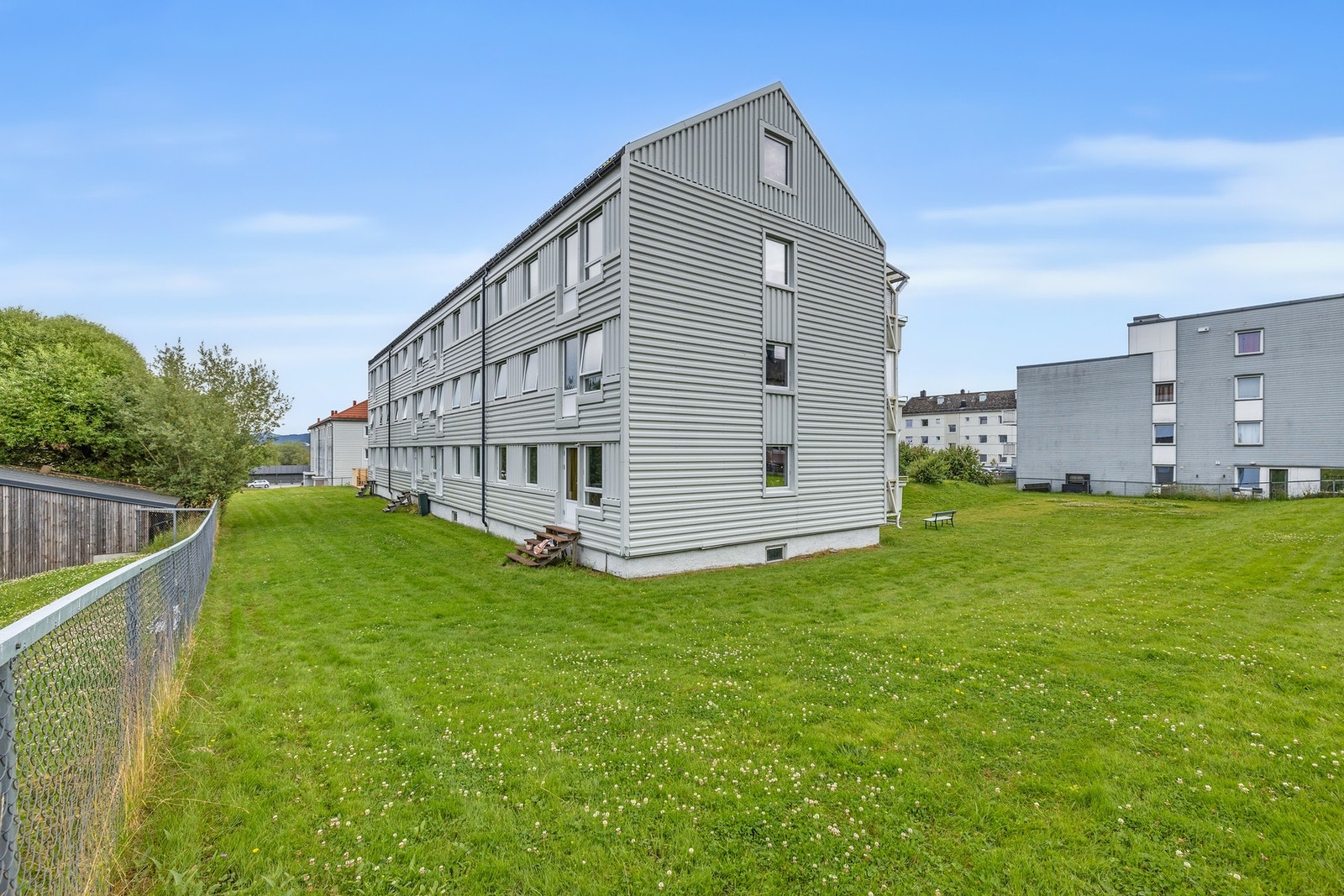 Fasade. Byggeår er 1959. Leiligheten disponerer 3 boder samt en parkeringsplass. Galleribilde