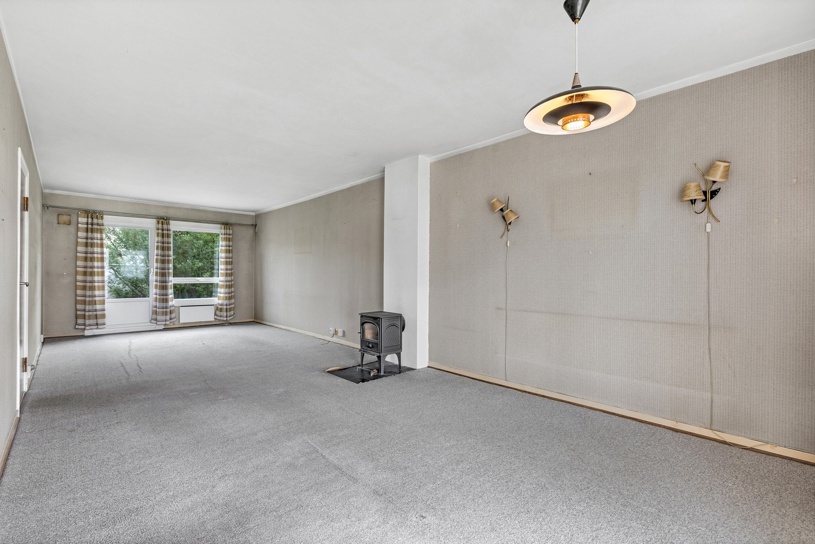 Vinduer, balkong/terrassedør og balkongen ble oppgradert av borrettslaget i 2015 og fremstår i god stand. Galleribilde