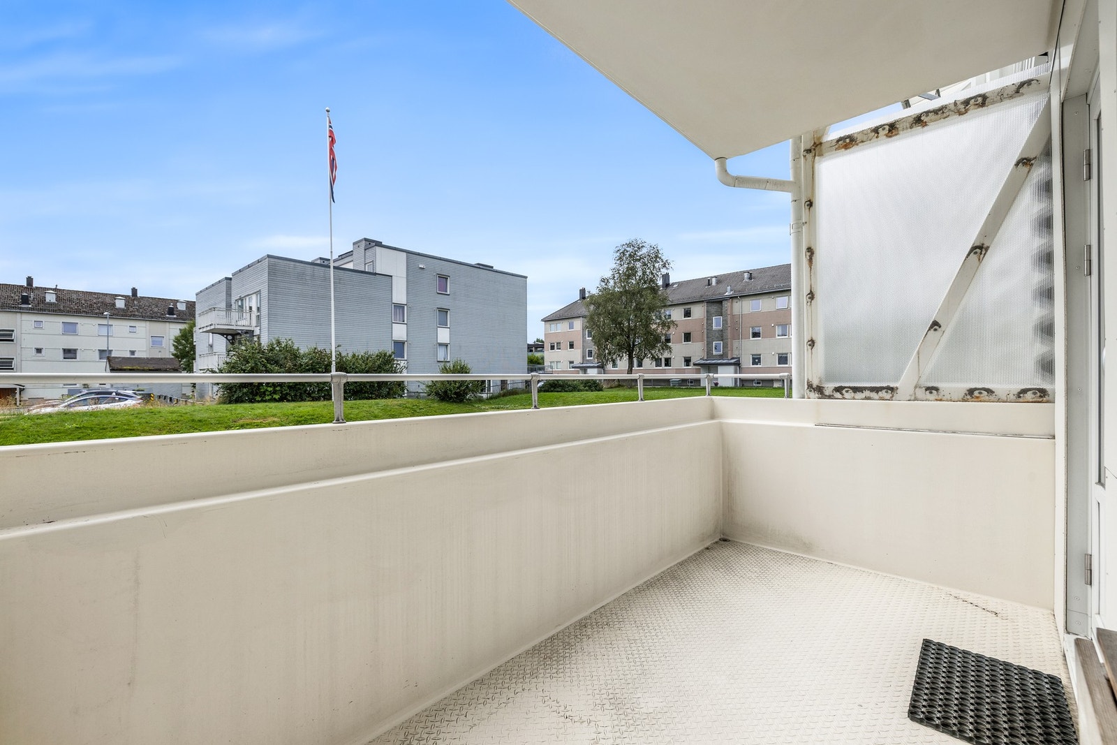 Leiligheten ligger i et svært attraktivt boligområde på Munkvoll. Her er det kort vei til de fleste servicefunksjoner, samt Bymarka med helårs turterreng. Galleribilde