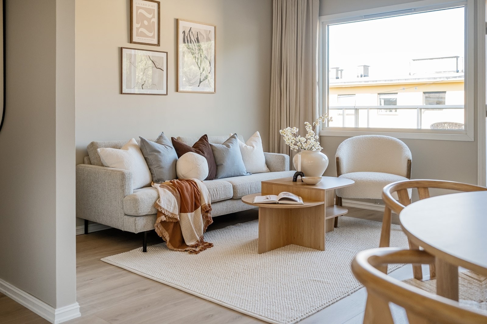 - Leiligheten er malt i delikate og tidsriktige farger - Galleribilde