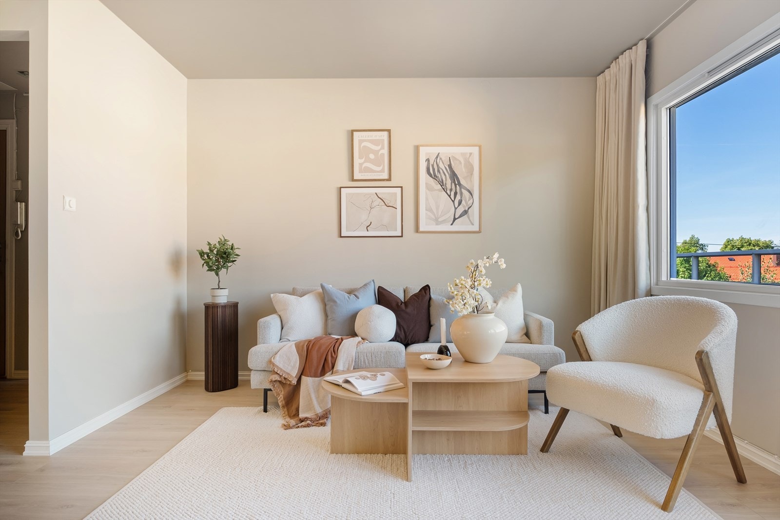 - God plass til sofaseksjon med tilhørende møblement - Galleribilde