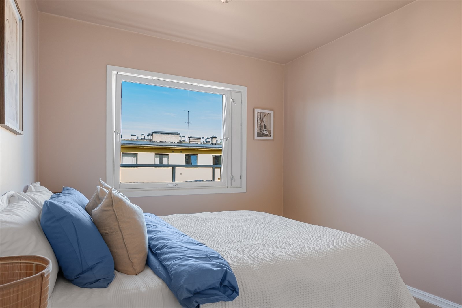 - God plass til dobbeltseng med tilhørende nattbord og garderobeløsning - Galleribilde