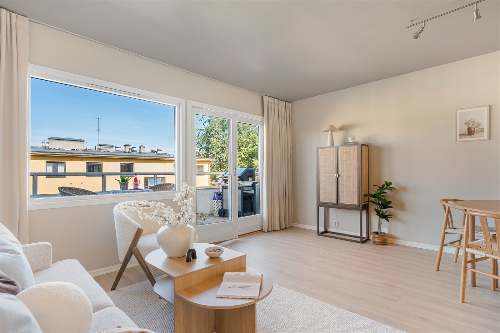 - Store vindusflater som gir rikelig med luft og lys - Galleribilde