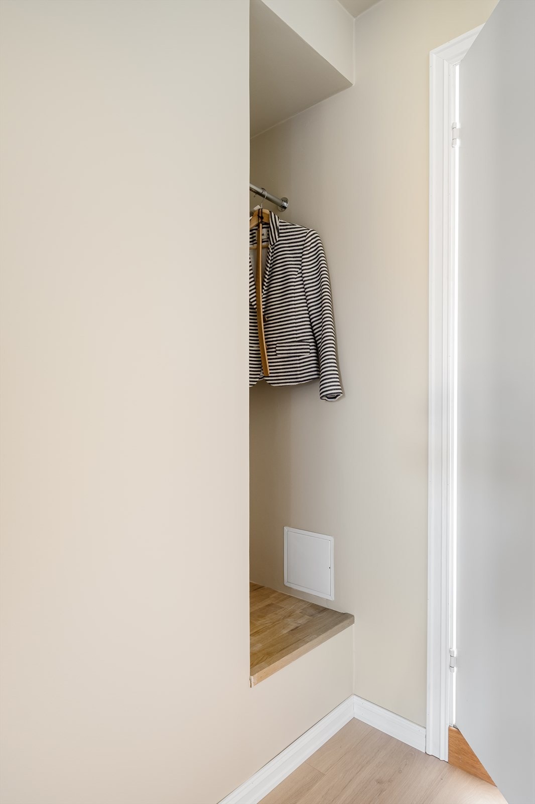 - God plass til sko og yttertøy - Galleribilde