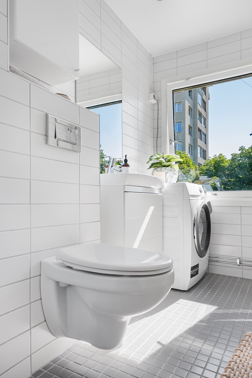 - Baderommet er innredet med vegghengt klosett, servant med innredning og dusjhjørne med svingbare glassdører - Galleribilde