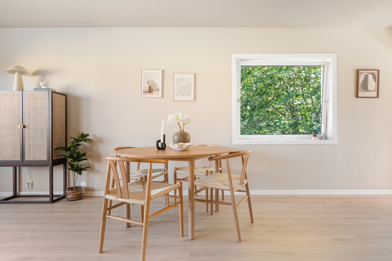 - God plass til spisebord, perfekt for sosiale sammenkomster! - Galleribilde