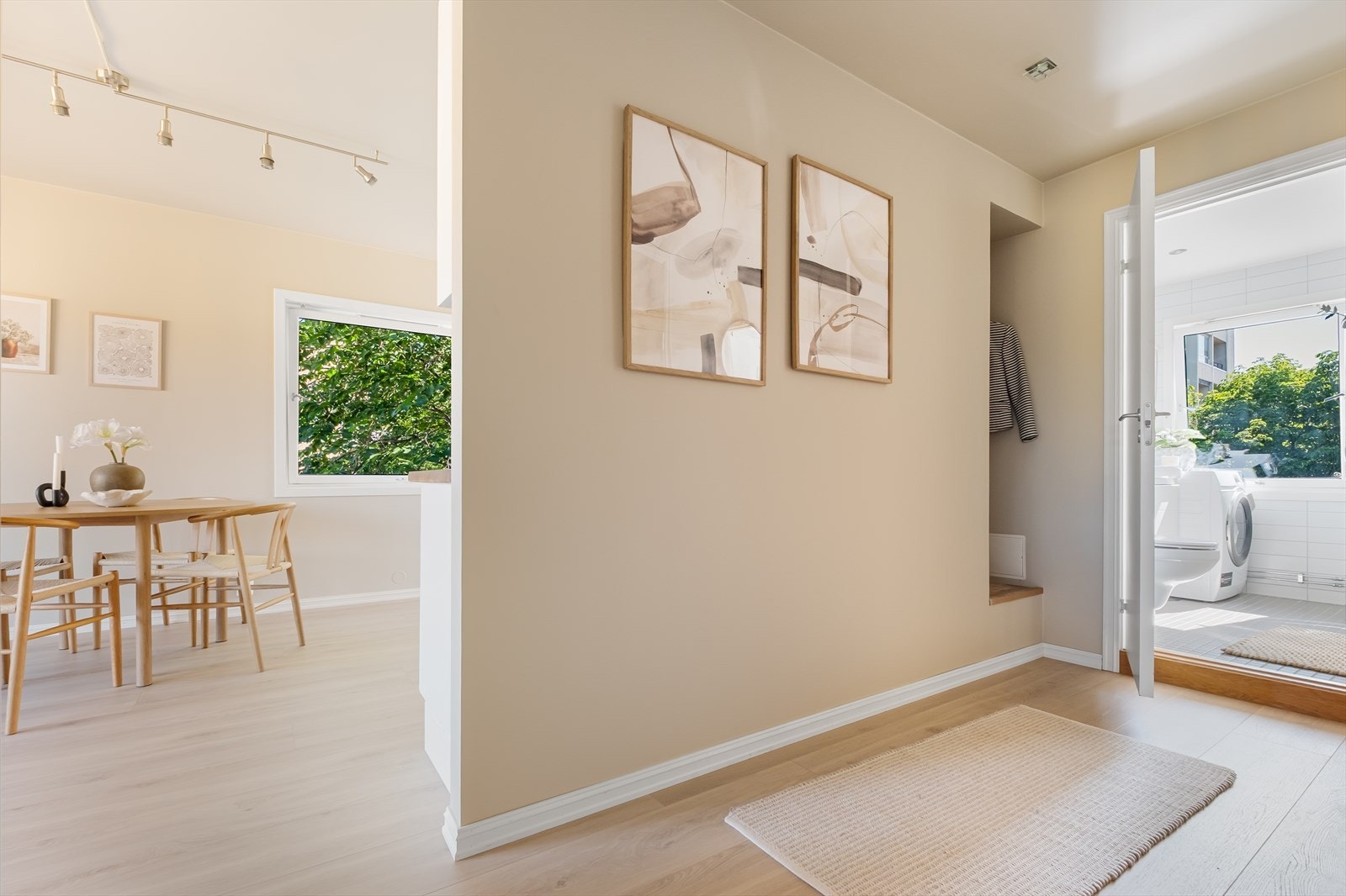 - En lys og hyggelig entré som gir et godt førsteinntrykk av boligen - Galleribilde