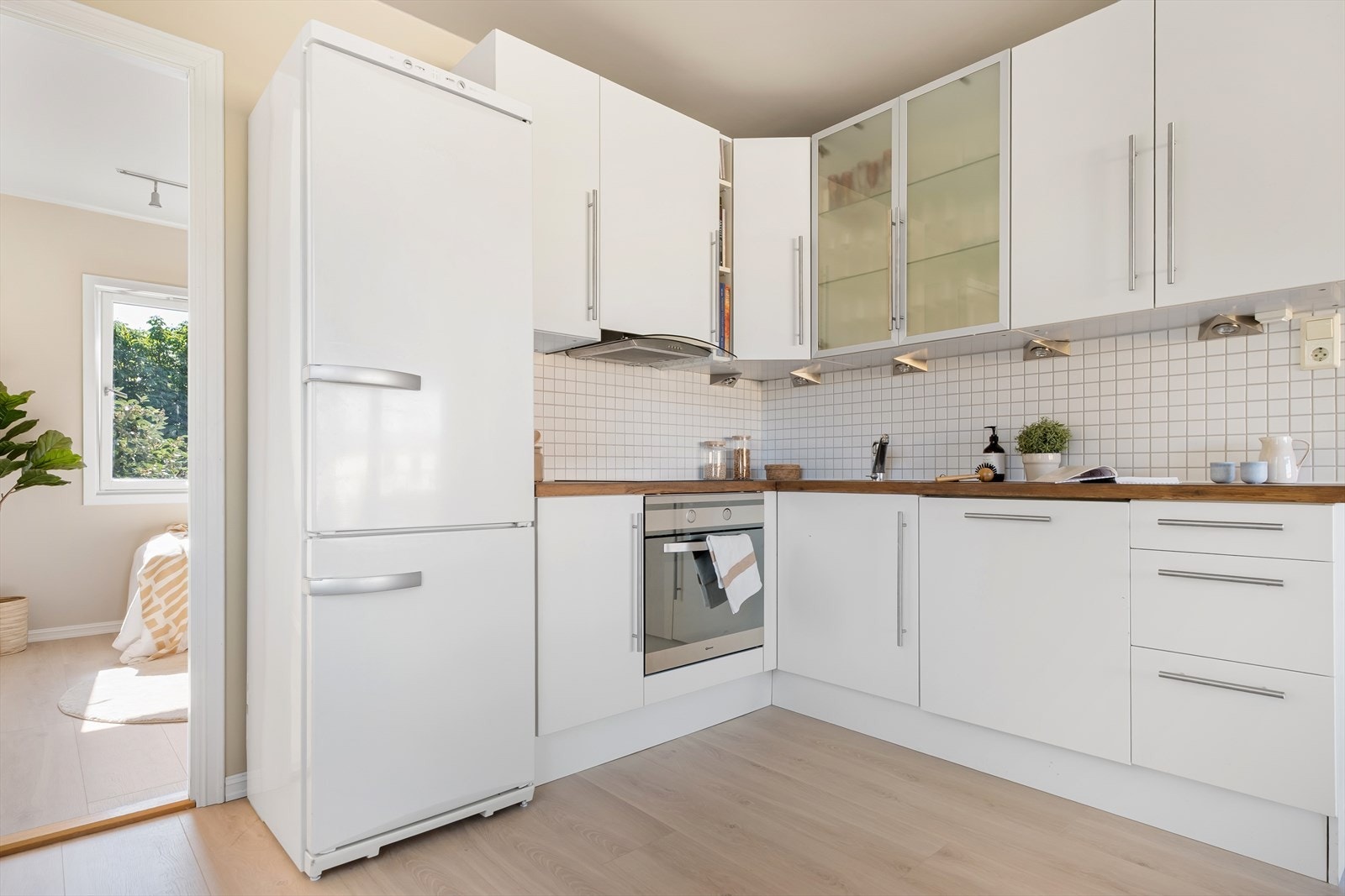 - Av hvitevarer er det integrert platetopp, stekeovn og oppvaskmaskin. Kullfilterventilator over kokeplass - Galleribilde