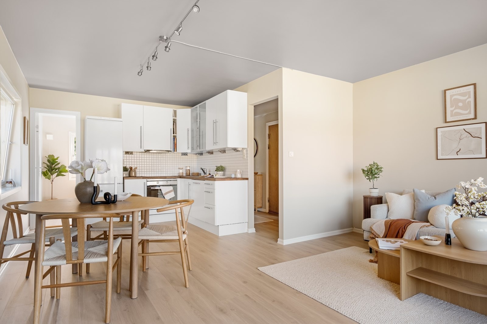 - IKEA-kjøkken fra 2007 med åpen løsning mot stuen - Galleribilde