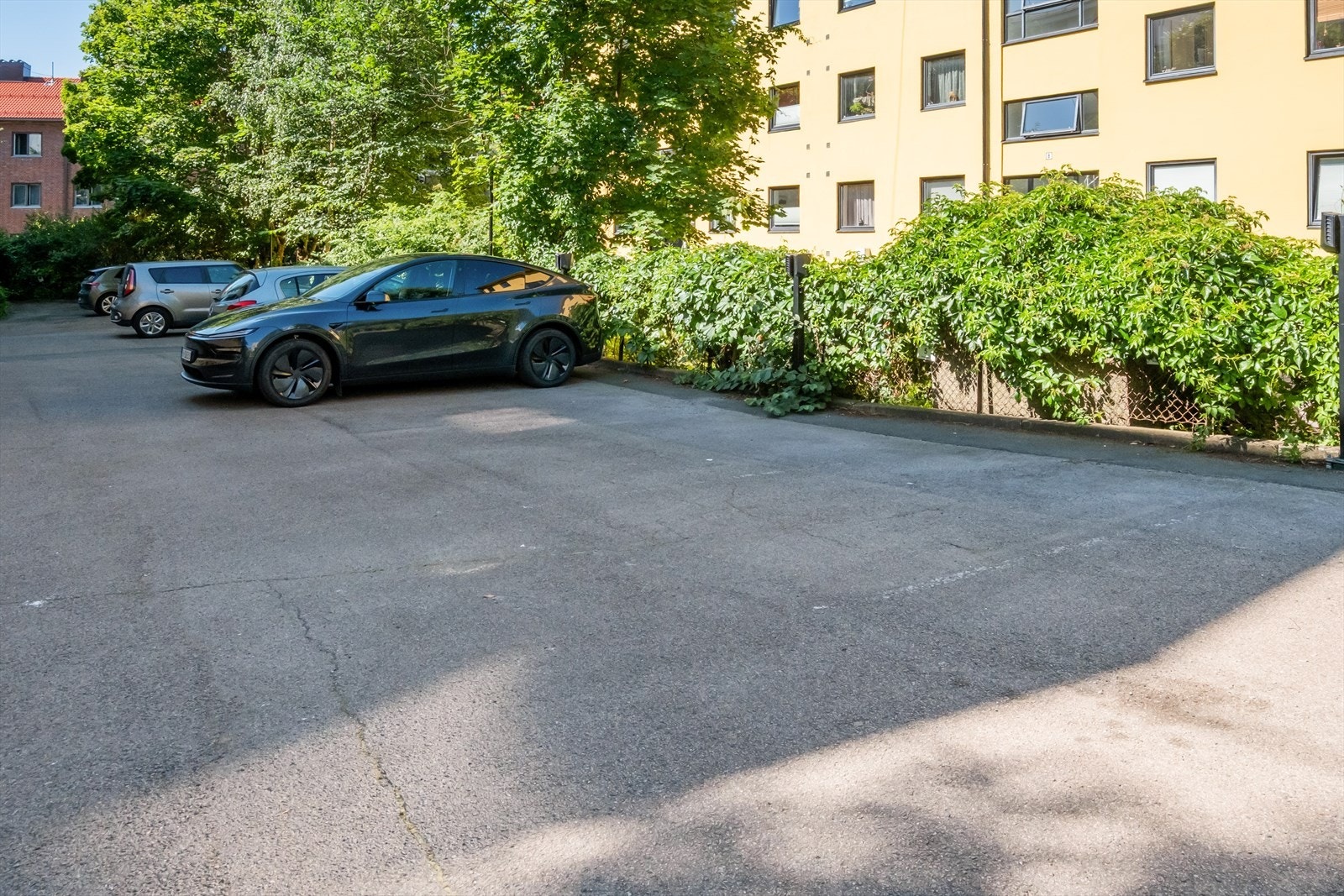 - Borettslaget har 18 parkeringsplasser som leies ut etter venteliste. Plassene leies ut til kr. 250,- per måned. Noen av plassene har elbillader - Galleribilde