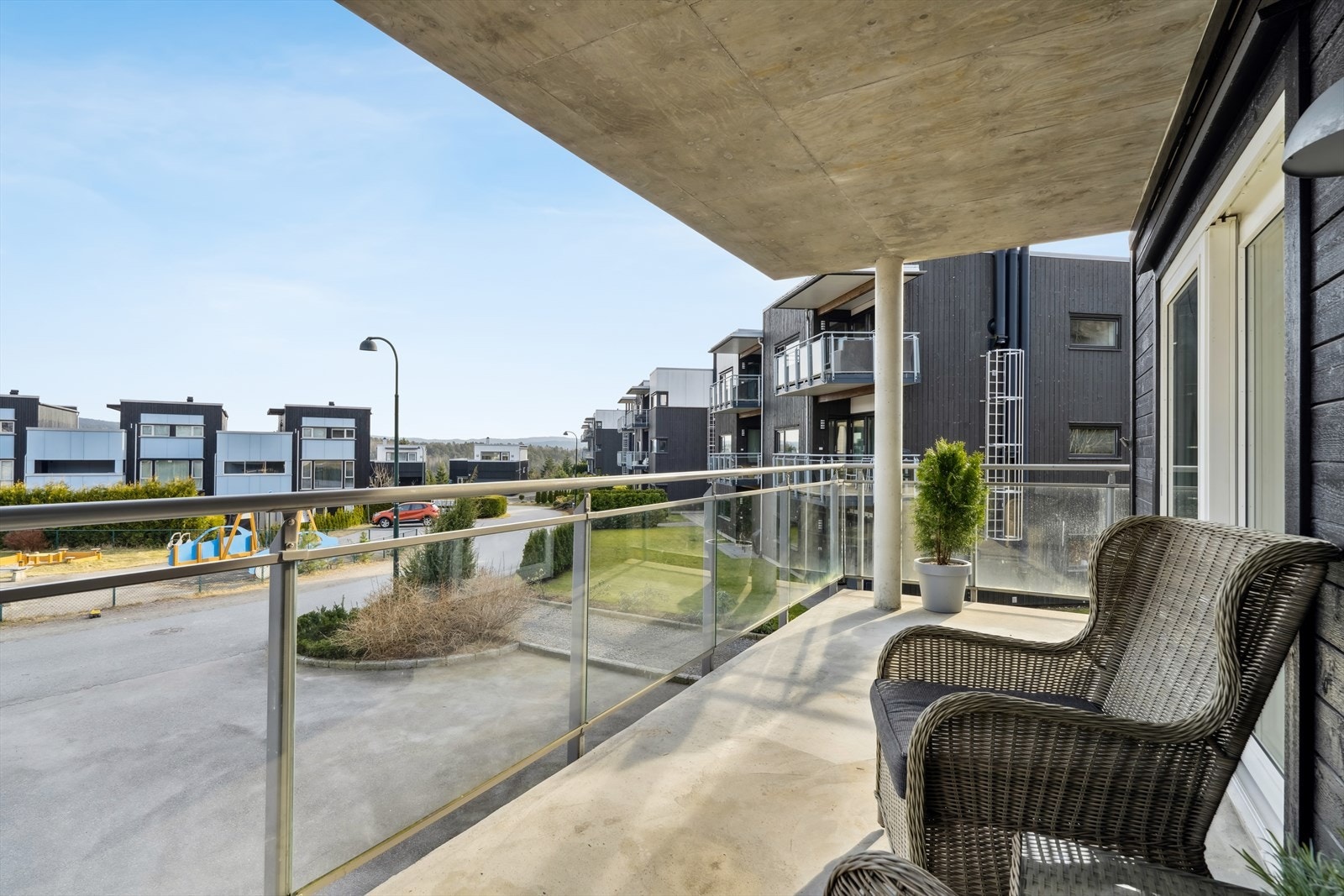 Balkong ut fra stue med god plass til utemøbler Galleribilde