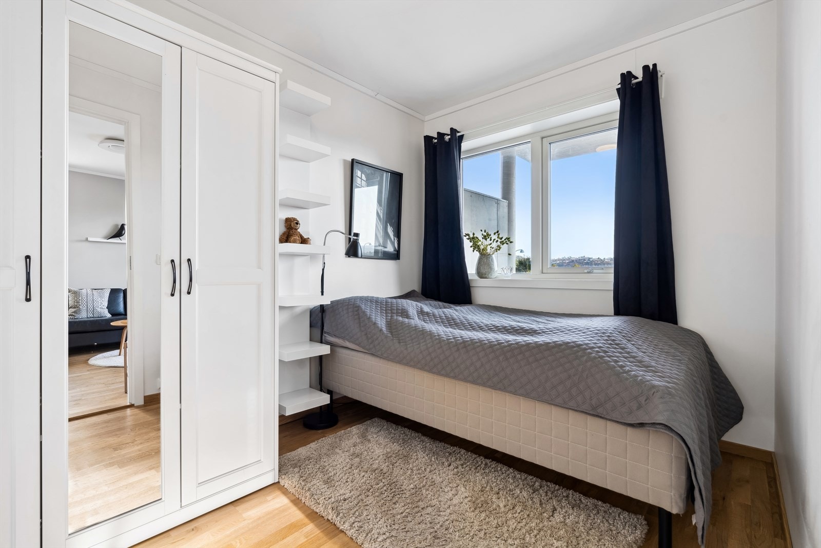 Soverom 2 med garderobeskap Galleribilde