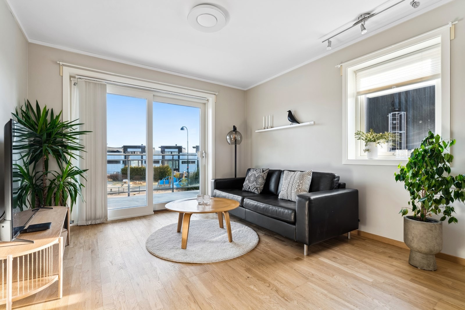 Leiligheten har stue med gode vindusflater og utgang til balkong Galleribilde