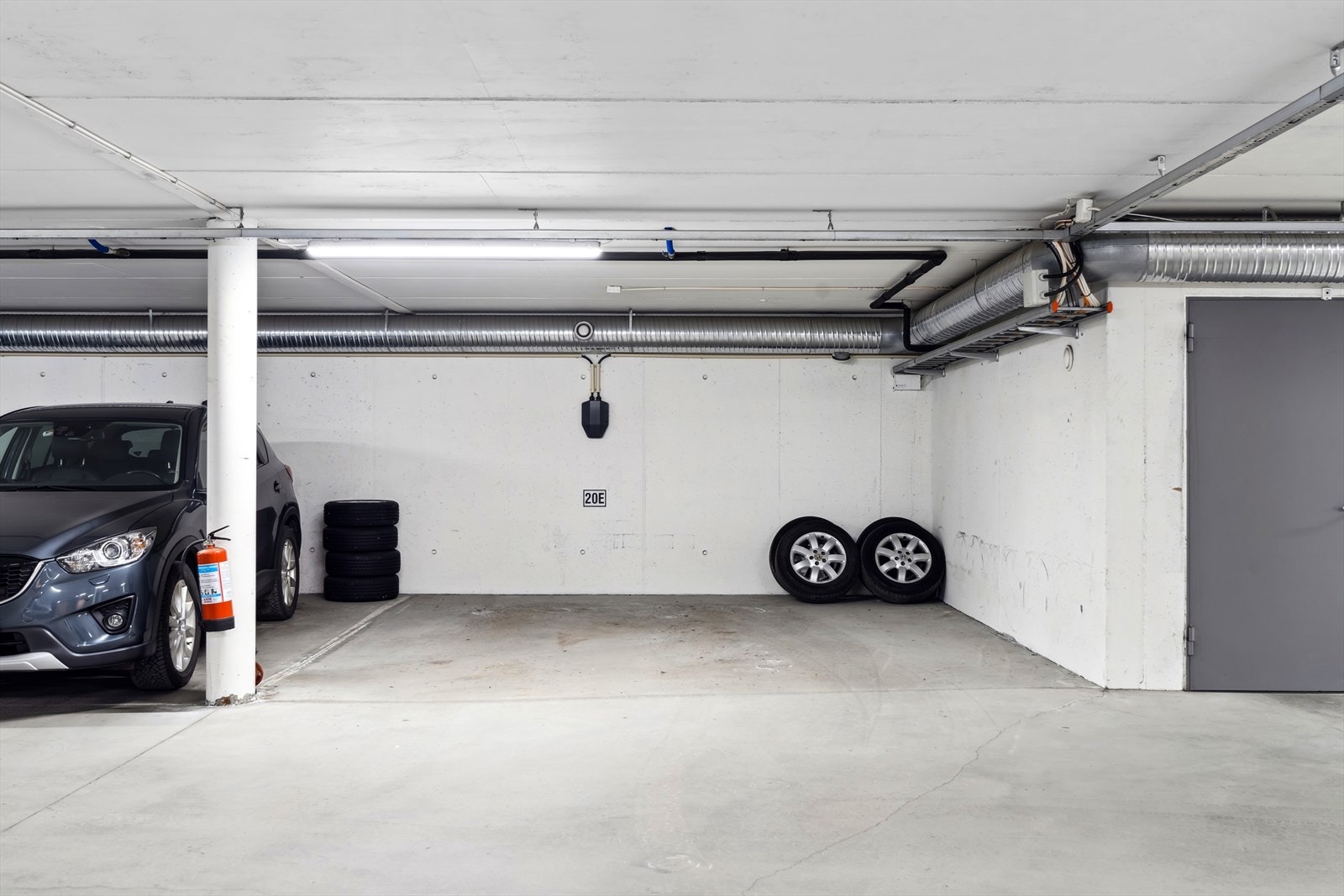 Svært praktisk p plass m ca 4,6 meter bredde, noe som gir rom for 2 kjøretøy Galleribilde