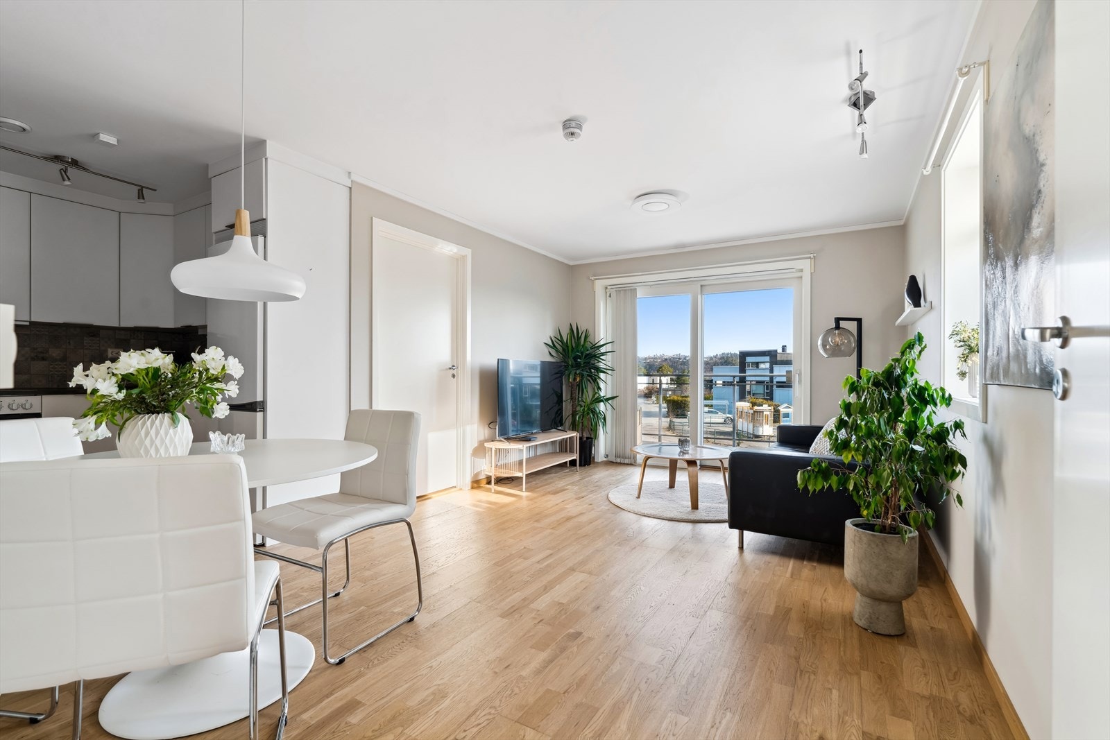 Velkommen til Smørblomstveien 20 E - en fin 3- roms selveierleilighet med populær og barnevennlig beliggenhet presentert av Jon A. Røsstad og Eiendomsmegler Norge. Åpen stue og kjøkkenløsning med praktisk skyvedør ut til balkongen Galleribilde