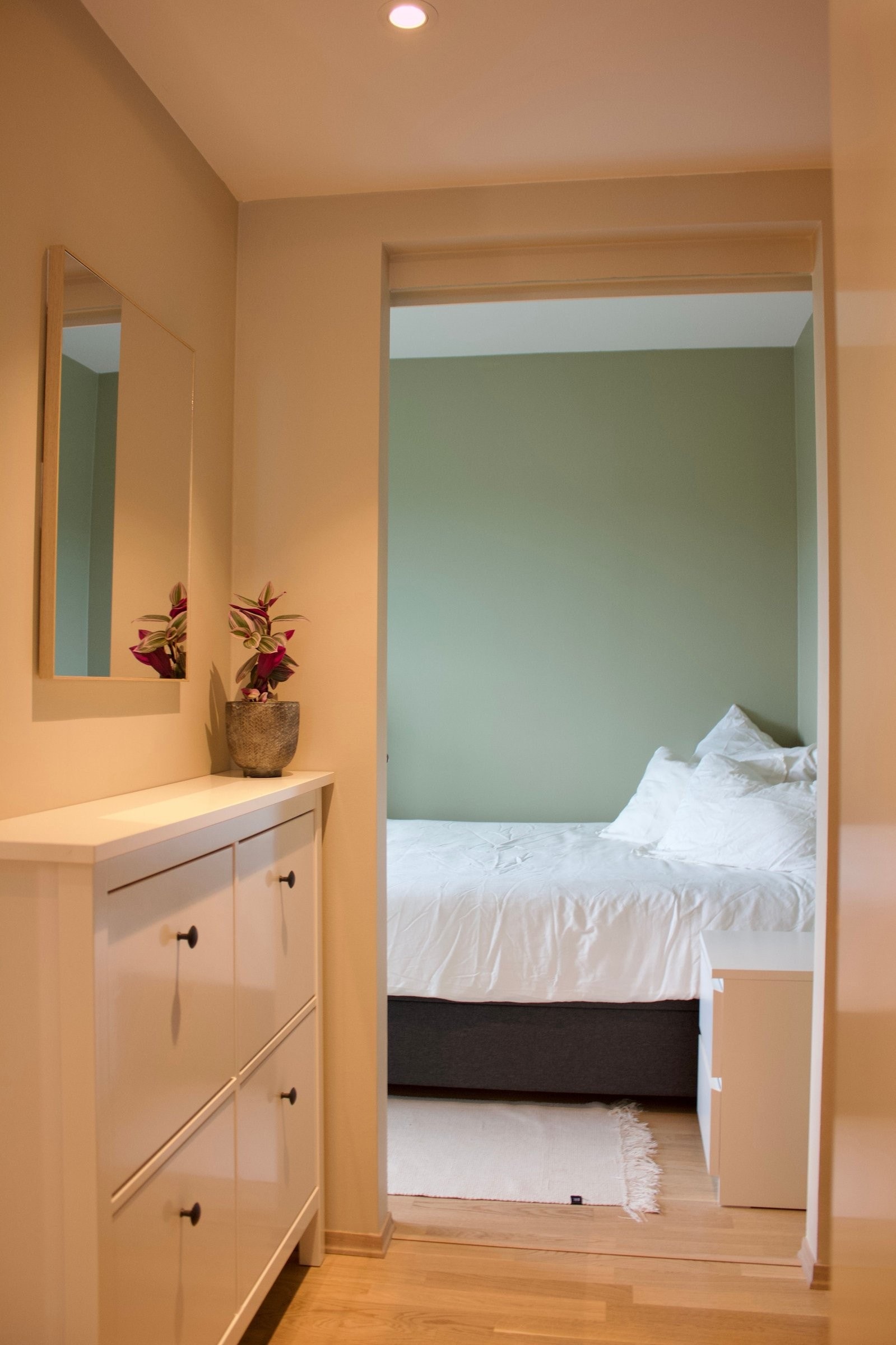 Soverom delt av med skyvedør fra gang Galleribilde