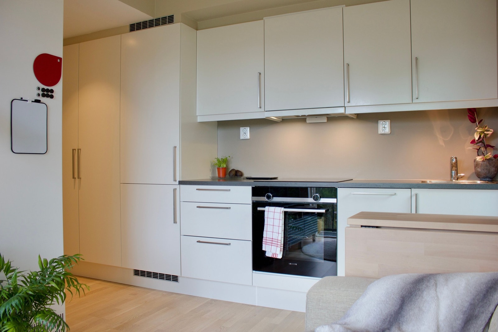 HTH-kjøkken med integrerte hvitevarer og oppvaskmaskin Galleribilde