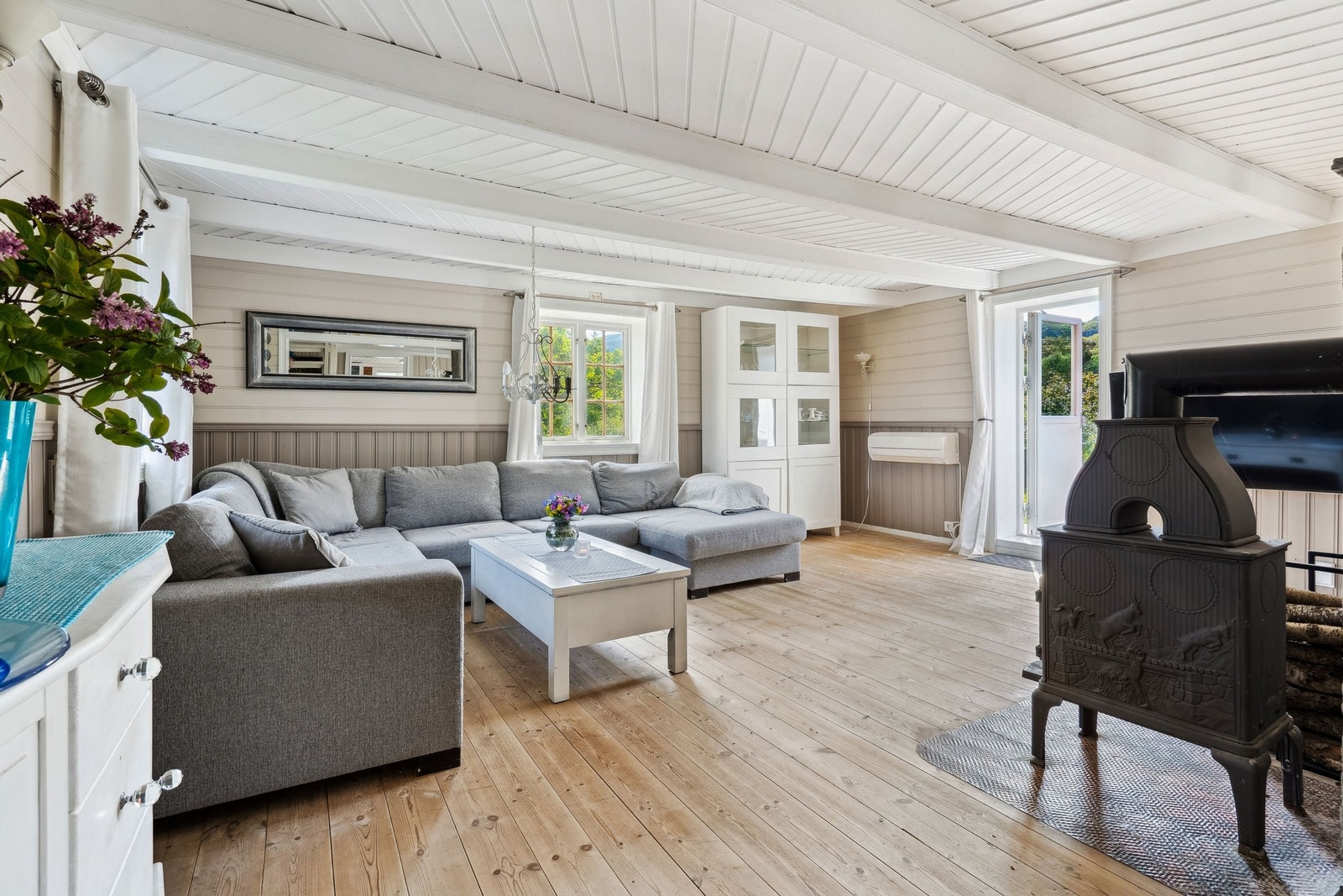 Lys og koselig stue med vedovn og varmepumpe Galleribilde