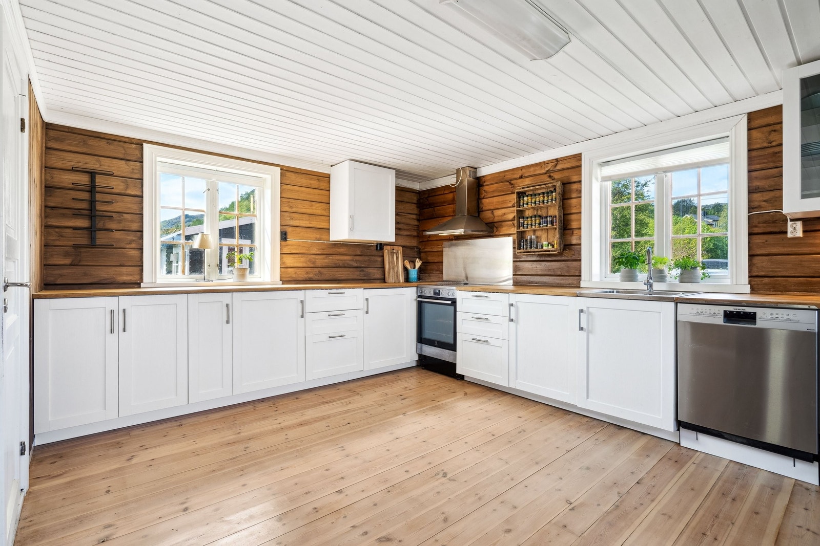 Romslig kjøkken, rikelig med benkeplass Galleribilde