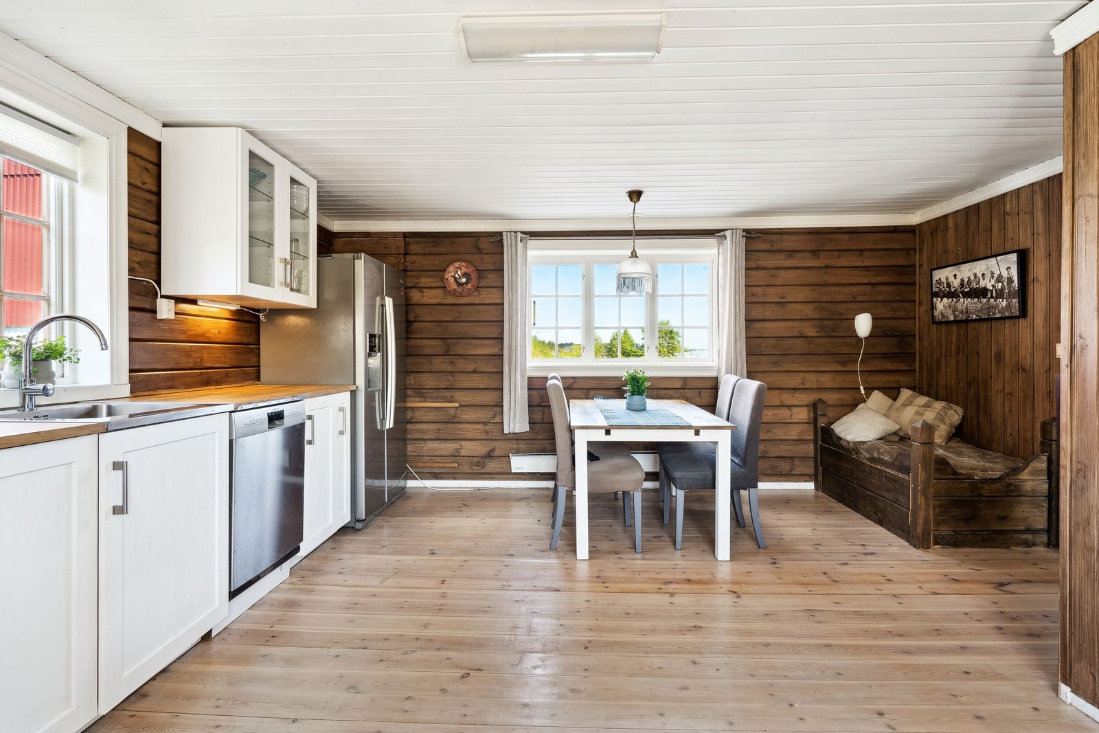 God plass til spisebord, og en lun krok med brisk Galleribilde