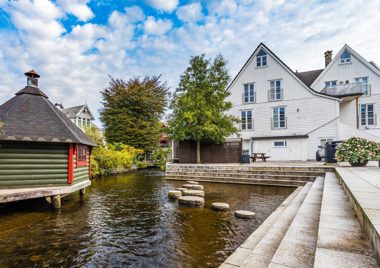 Osøyro med restauranter, bakeri, frisør, butikker med mer finner en kun en kort kjøretur unna på ca. 2 minutter Galleribilde