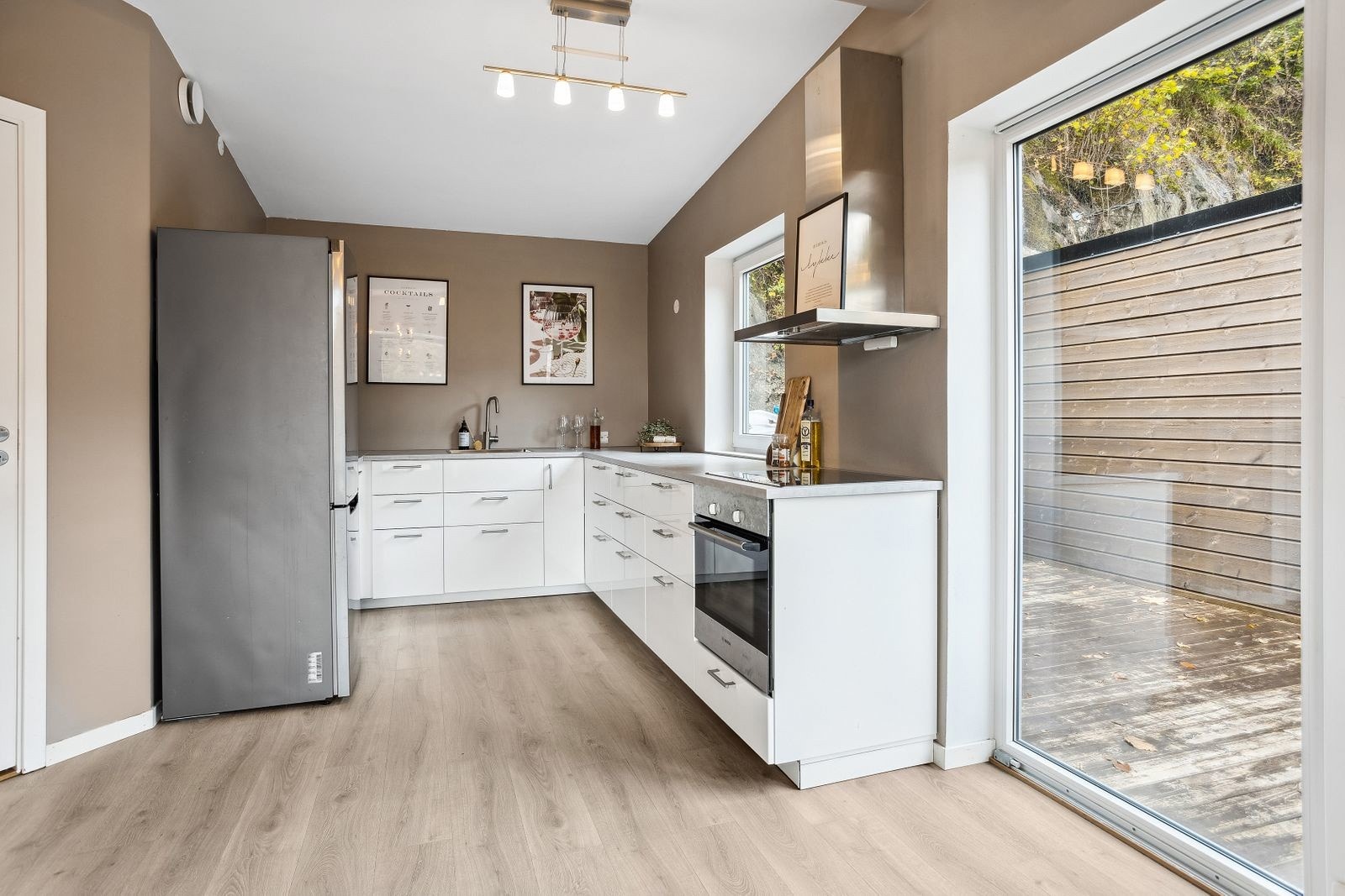 Det er montert kjøkkenventilator med avtrekk ut, lekkasjestopper og komfyrvakt på kjøkkenet Galleribilde