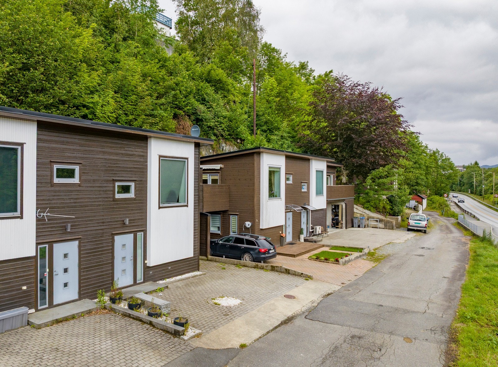 Velkommen til Kuvenbakken 11A! Tomannsbolig over to plan med moderne kvaliteter og sentral beliggenhet med gangavstand til flere ulike fasiliteter og servicetilbud kun 11 minutter fra Lagunen! Galleribilde