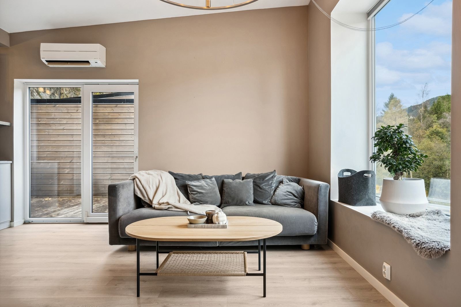 Boligen har utgang til terrasse fra stue- og kjøkkeområdet Galleribilde