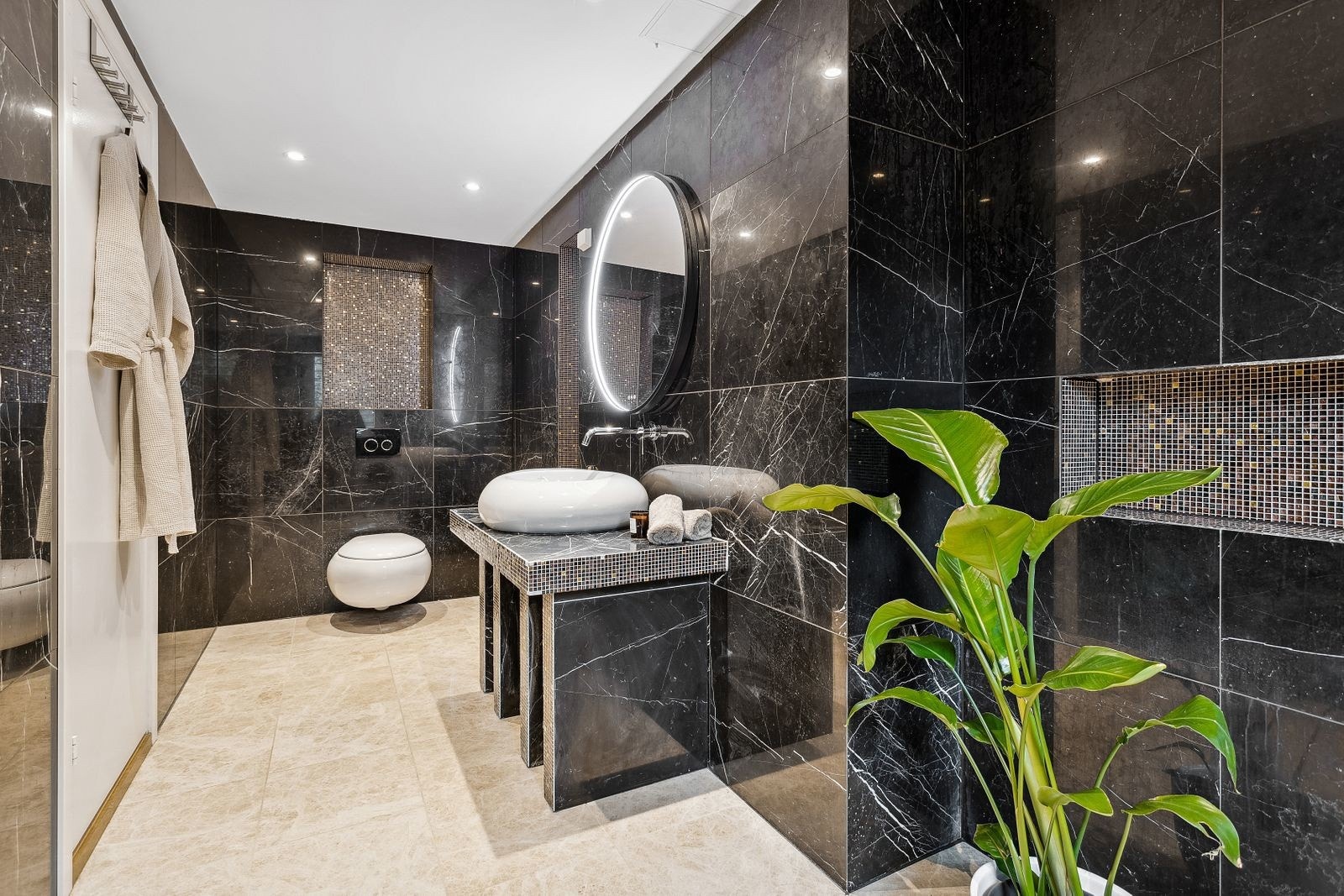 Boligen er tilbygget i 2015 og er utført med stilfulle detaljer og moderne kvaliteter Galleribilde