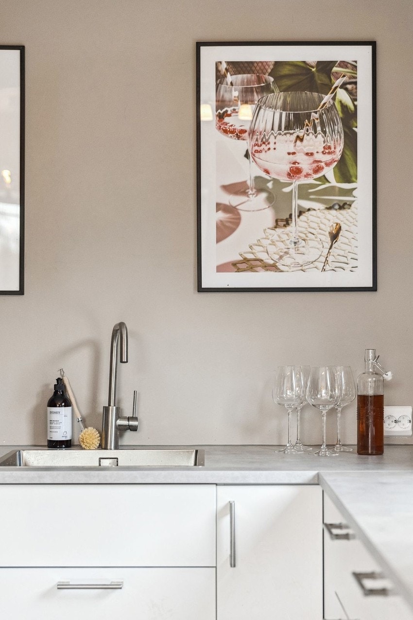 Kjøkkenområdet er malt i klassiske og tidsriktige farger Galleribilde