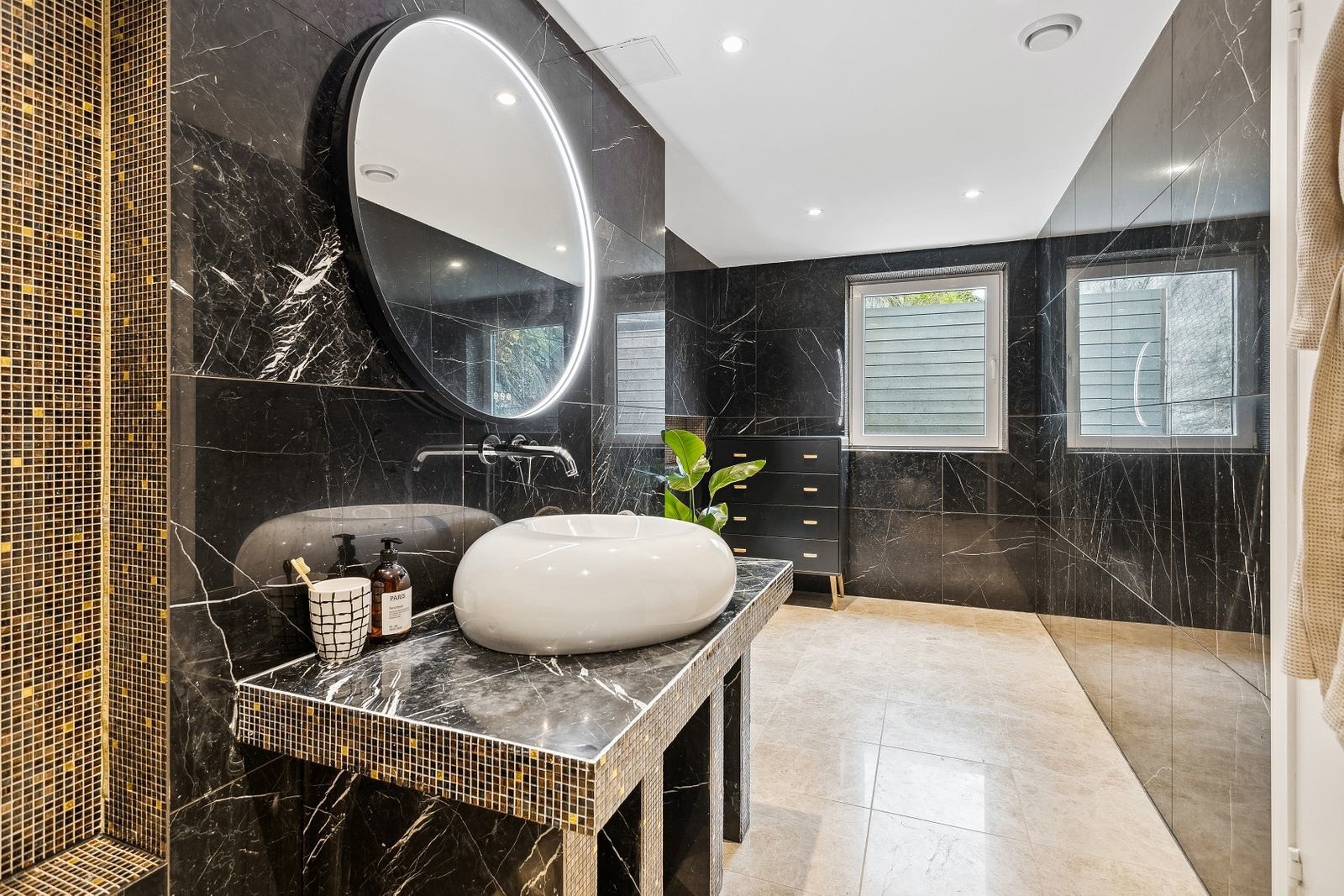 Baderommet har ilagt varmekabler og fliser på gulv og vegger, samt servant og opplegg for badekar/dusjkabinett Galleribilde