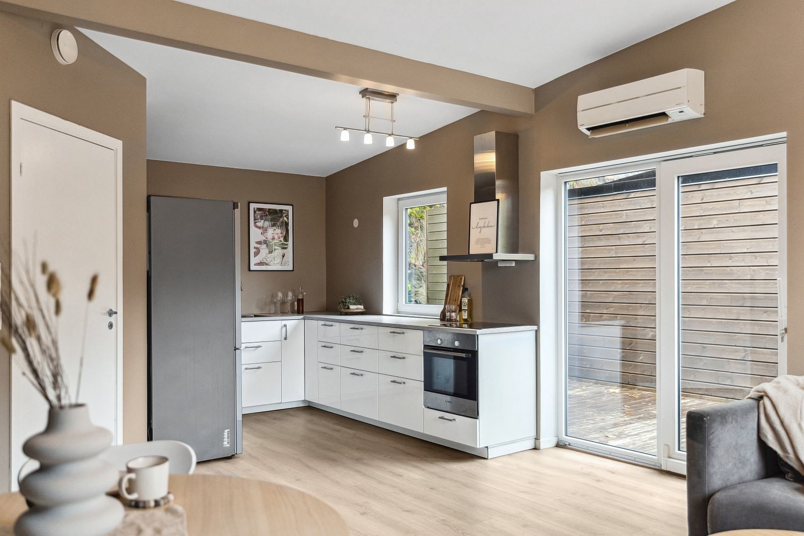 Boligen har et åpent og lyst kjøkken med moderne kvaliteter Galleribilde