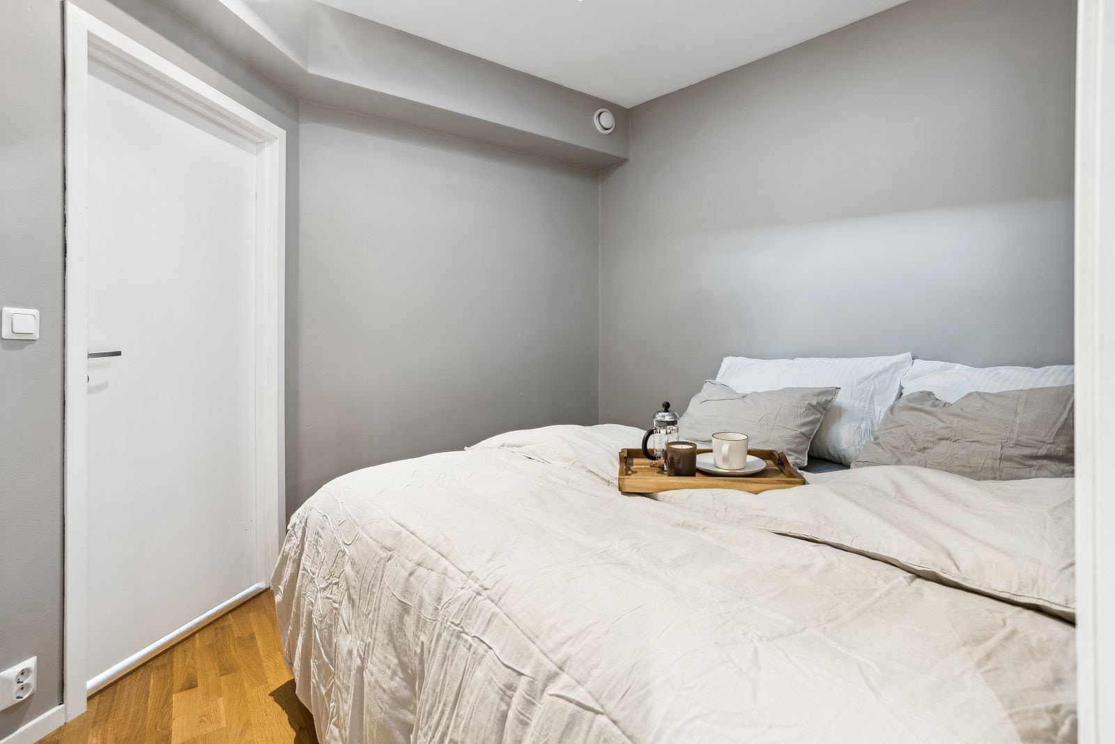 Soverom med plass til seng av stor størrelse Galleribilde