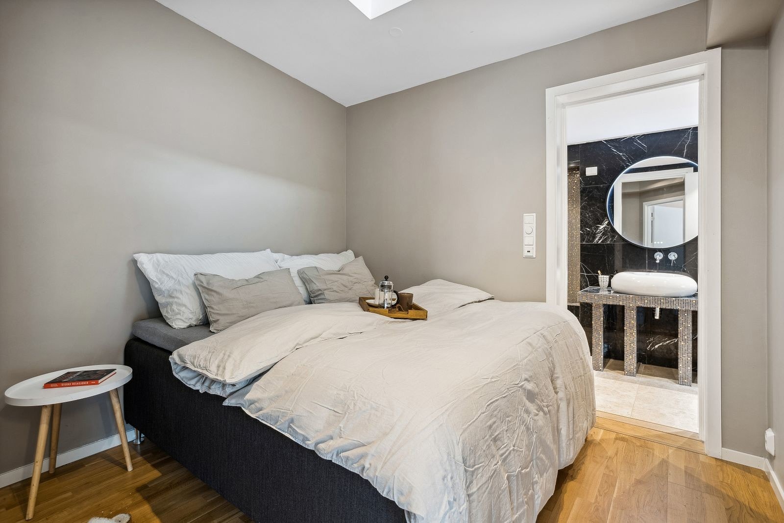 Romslig soverom med privat adkomst til eget bad Galleribilde